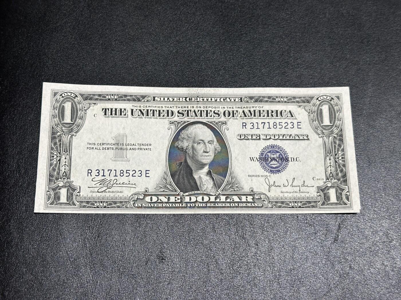 《外钞收藏家》第三百八十八期 1935年美国蓝库印1美元 UNC- 轻微潮