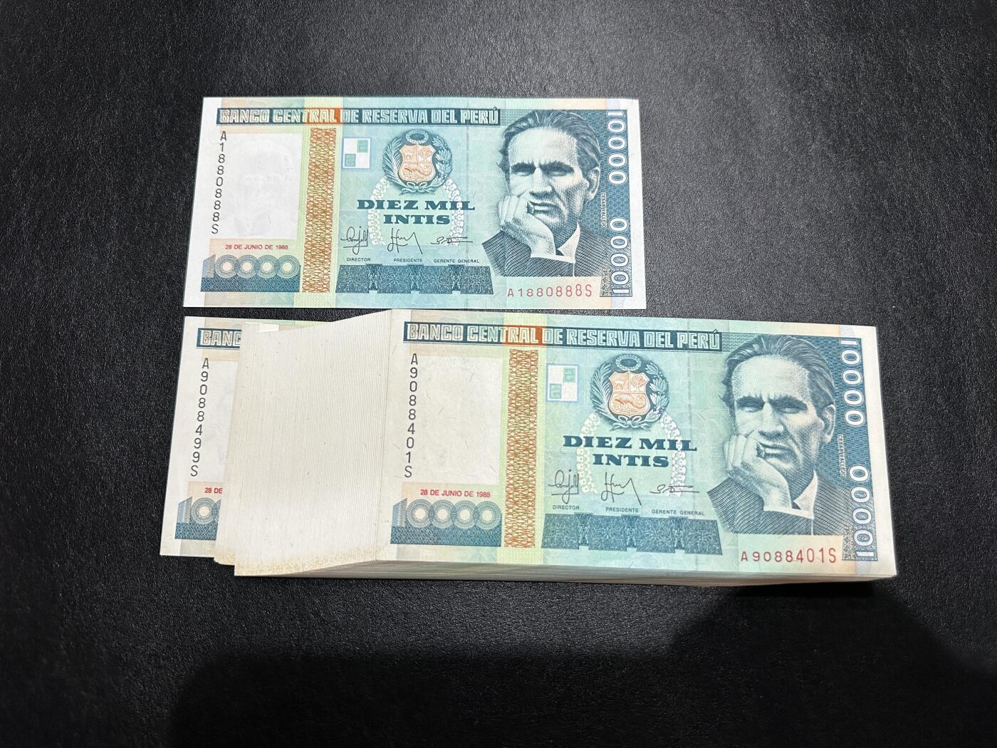 《外钞收藏家》第三百八十八期 1988年秘鲁 99张连号加1张 888豹子号 全新 边上轻微拖墨