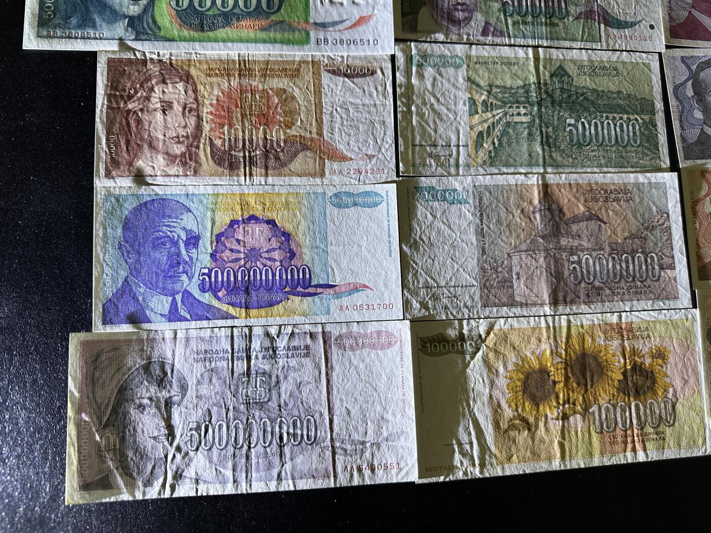 《外钞收藏家》第三百八十九期 精美19张纸币 一起 有新有旧