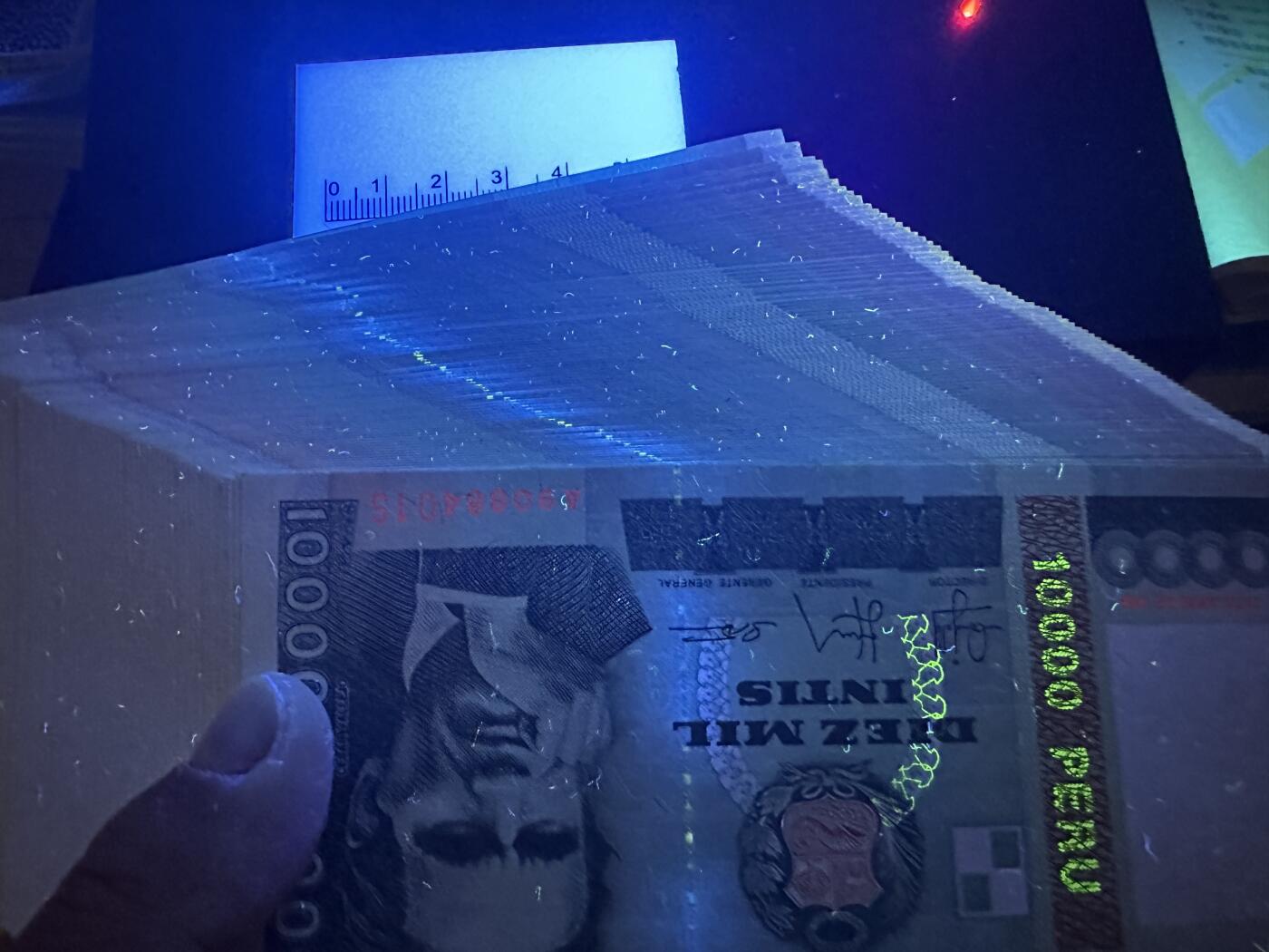 《外钞收藏家》第三百八十八期 1988年秘鲁 99张连号加1张 888豹子号 全新 边上轻微拖墨