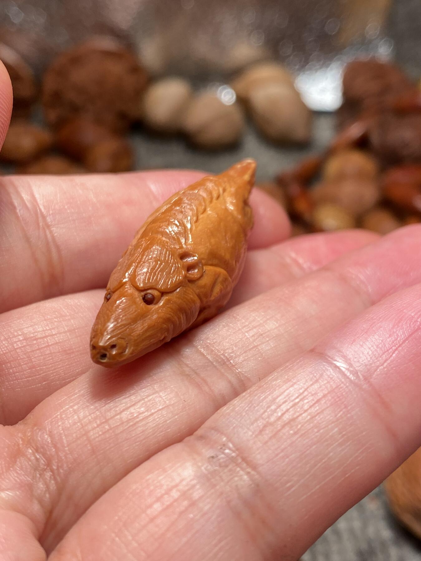 苏工手工核雕传统非物质文化遗产 苏工核雕老手艺，超长柳叶手工数钱，市场无同款尺寸1。5x5.0，个性十足，美不胜收喜欢的来