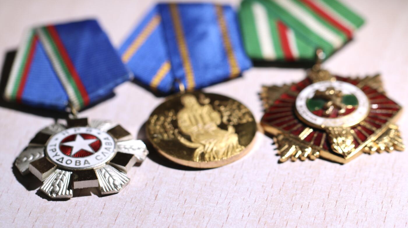 大猫徽章拍卖 第250期 保加利亚勋章奖章一组三枚 一级军事功勋/劳动光荣/文艺功绩奖章