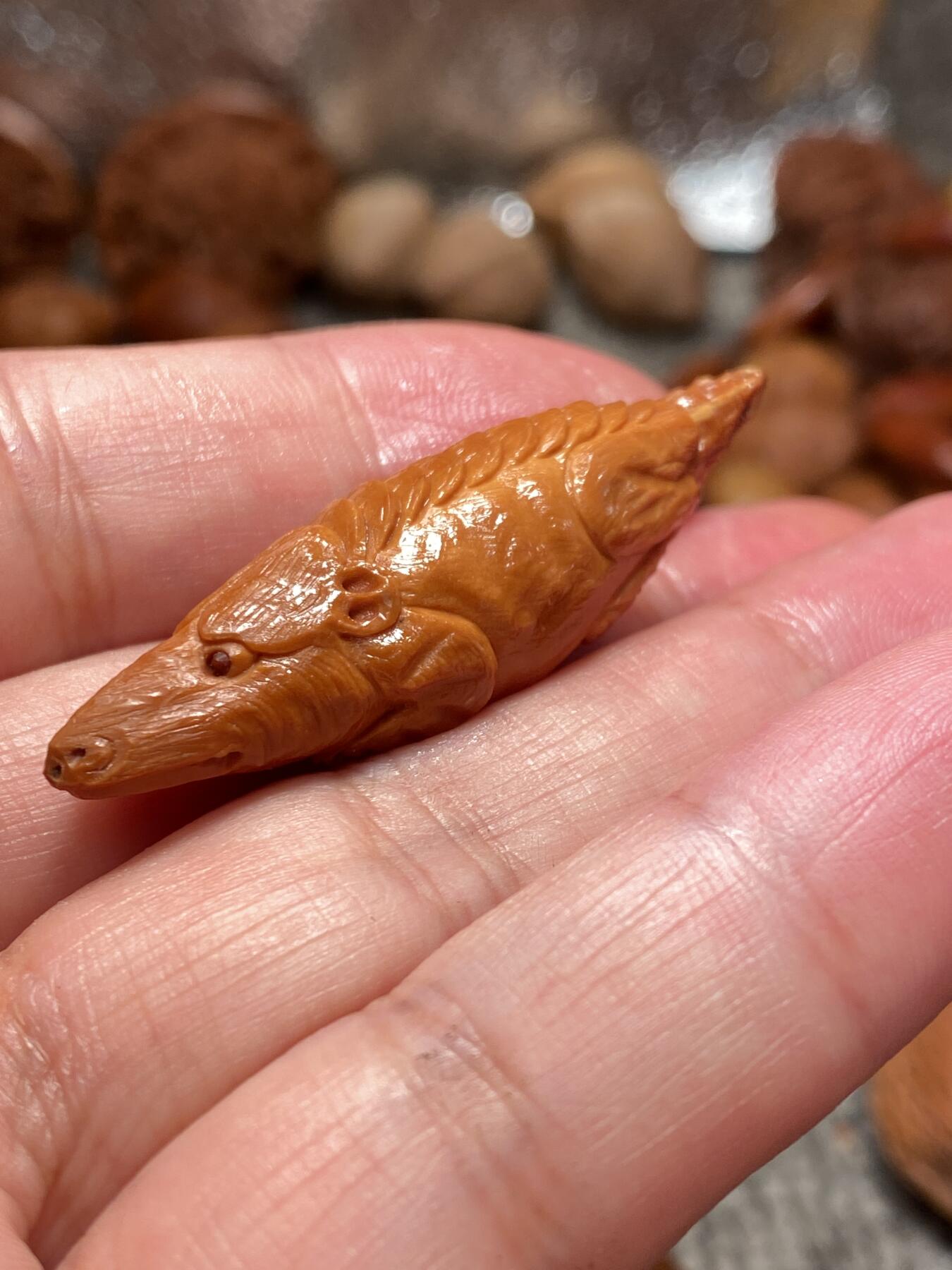 苏工手工核雕传统非物质文化遗产 苏工核雕老手艺，超长柳叶手工数钱，市场无同款尺寸1。5x5.0，个性十足，美不胜收喜欢的来