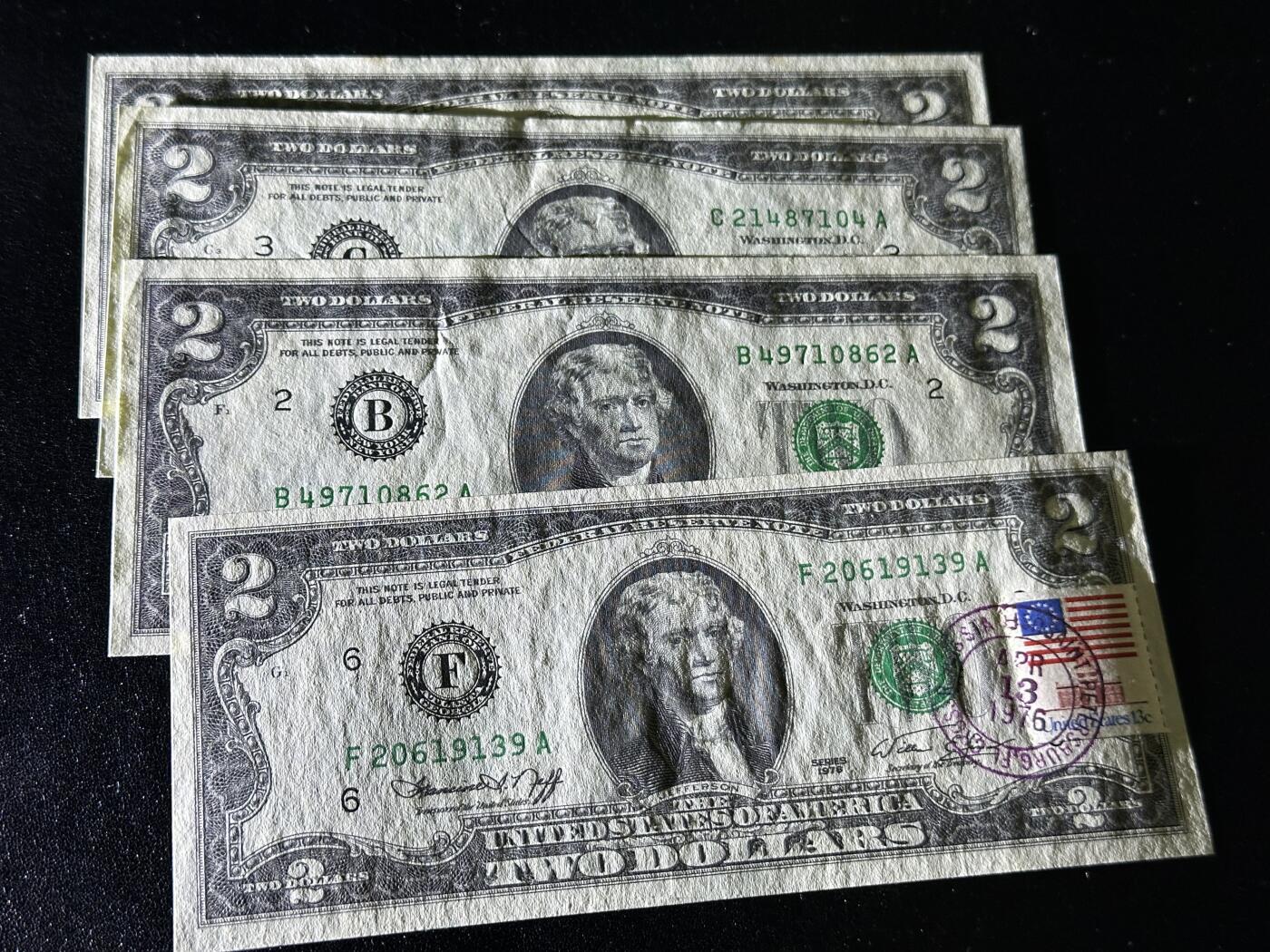 《外钞收藏家》第三百八十八期 美国2美元 四张一起 有一张加盖邮票 无折有潮