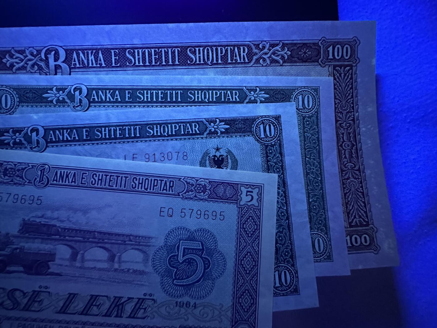 《外钞收藏家》第三百八十九期 阿尔巴尼亚100 样钞 再加三张小面额 一张有折 2-3张轻微潮