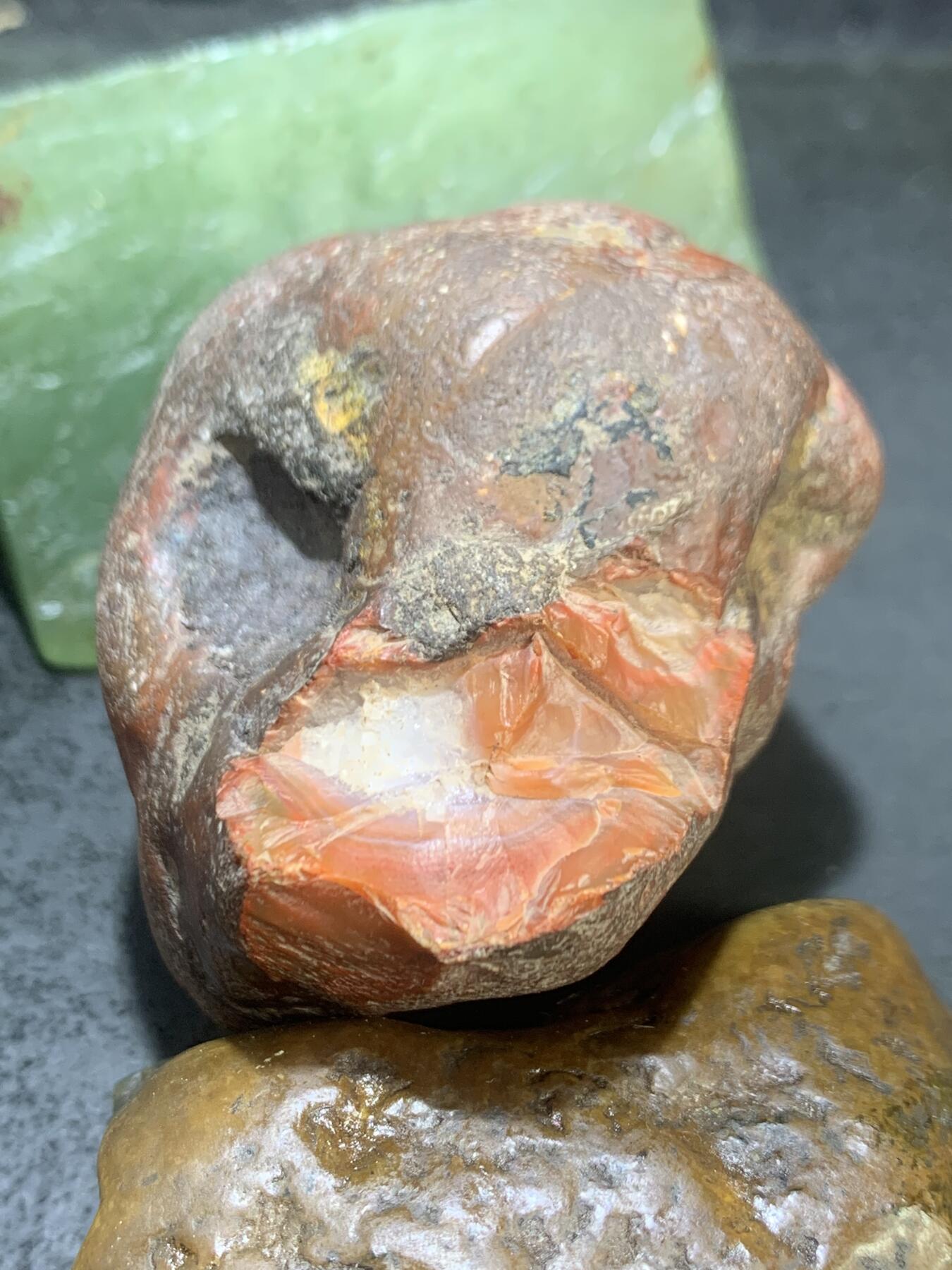 精美红皮冰飘心开口料南红玛瑙原石一颗，，