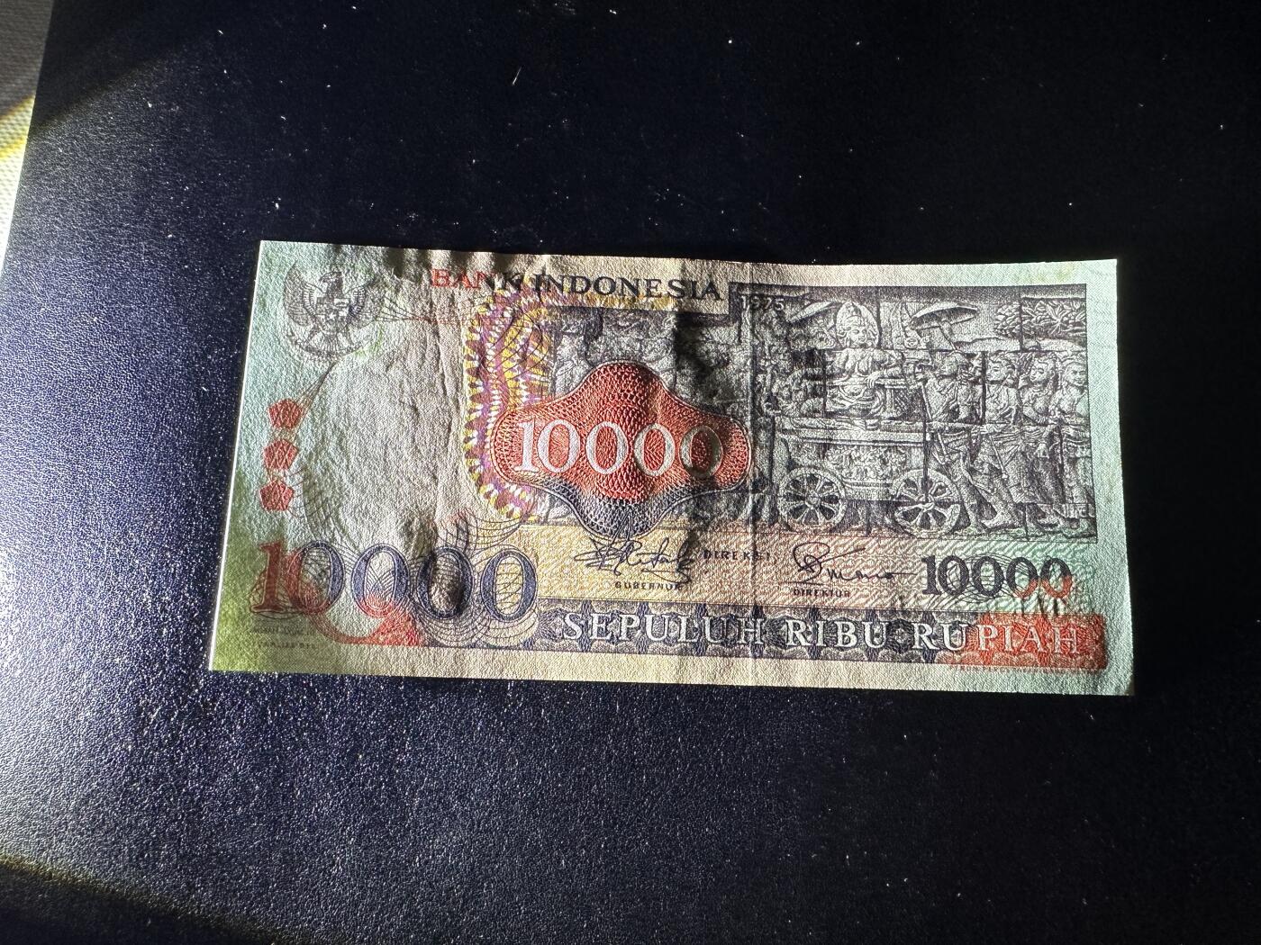 《外钞收藏家》第三百八十八期 1975年印尼1万卢比 UNC- 少量潮点和黄斑