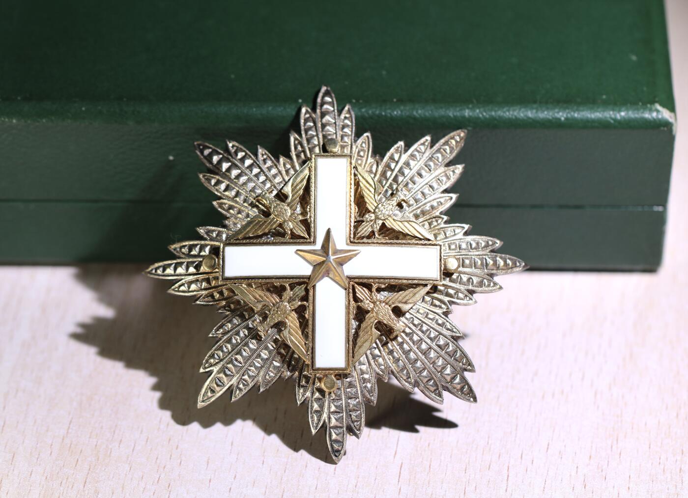 大猫徽章拍卖 第250期 意大利大十字级功勋勋章原盒略全套