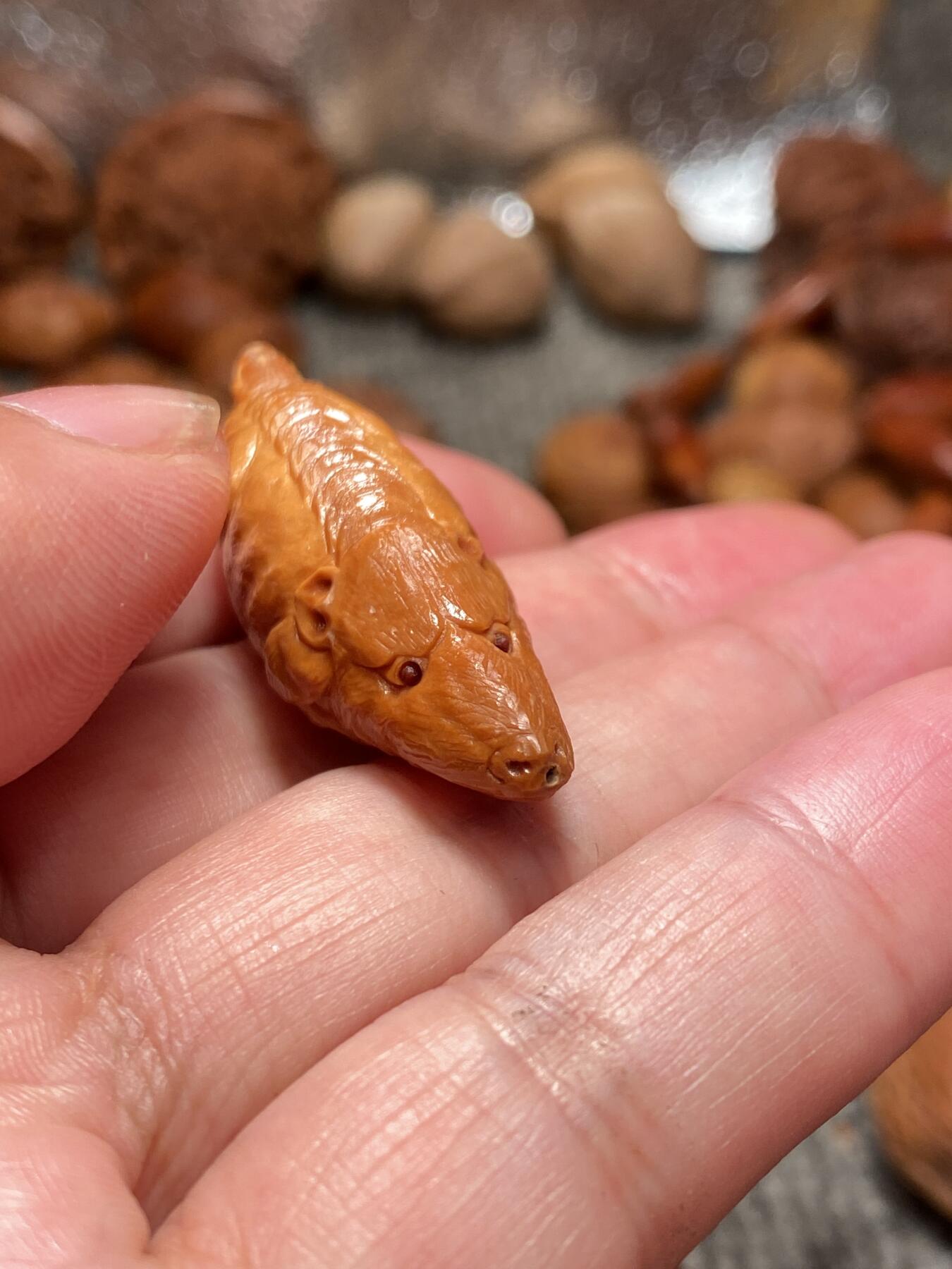 苏工手工核雕传统非物质文化遗产 苏工核雕老手艺，超长柳叶手工数钱，市场无同款尺寸1。5x5.0，个性十足，美不胜收喜欢的来
