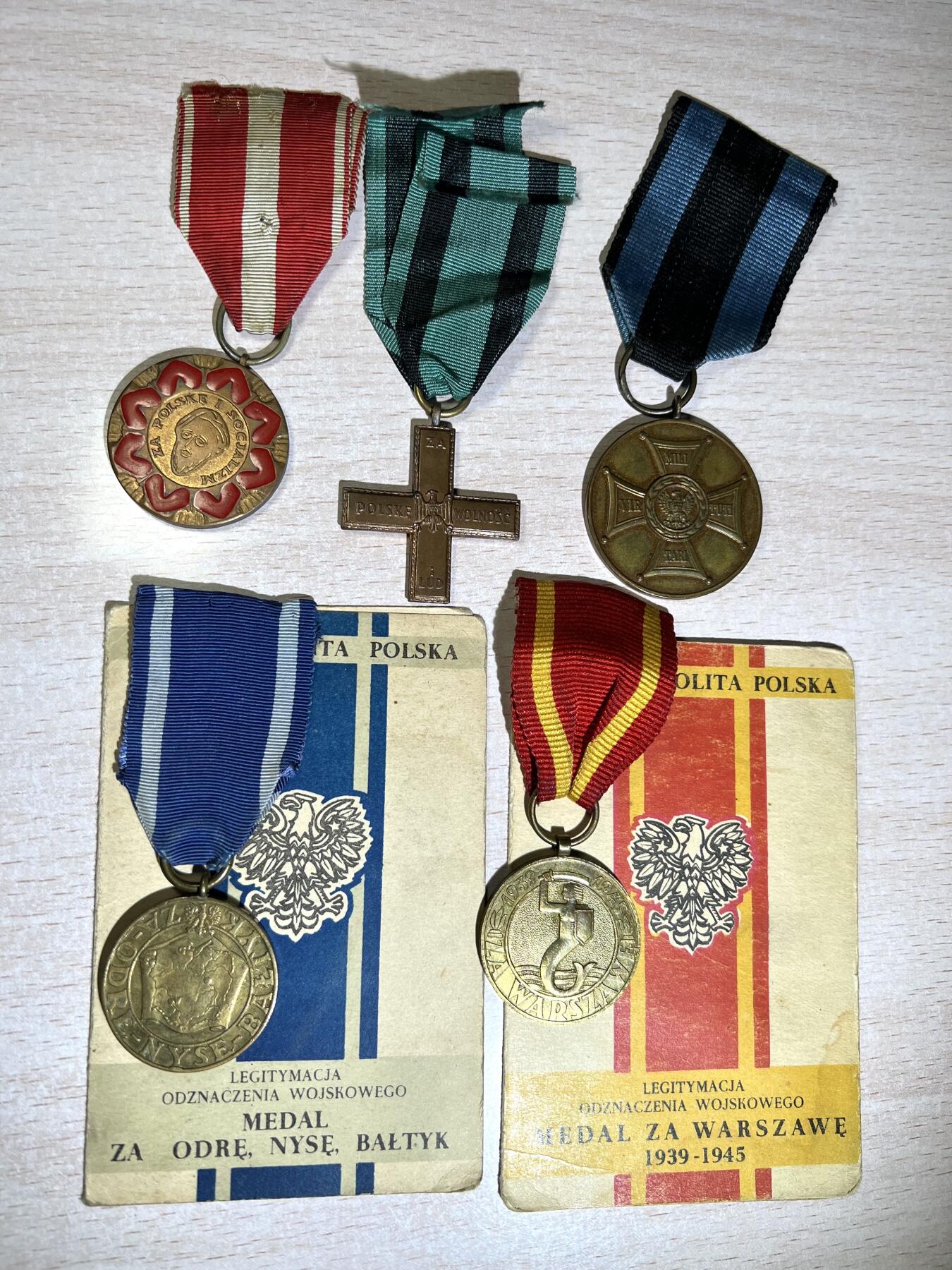 大猫徽章拍卖 第250期 波兰游击队战地光荣奖章战役奖章5枚 两枚带证书