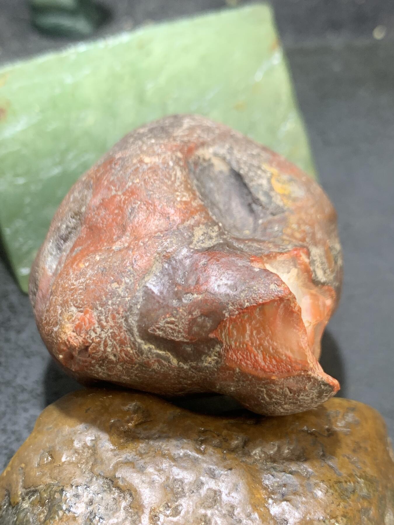 精美红皮冰飘心开口料南红玛瑙原石一颗，，