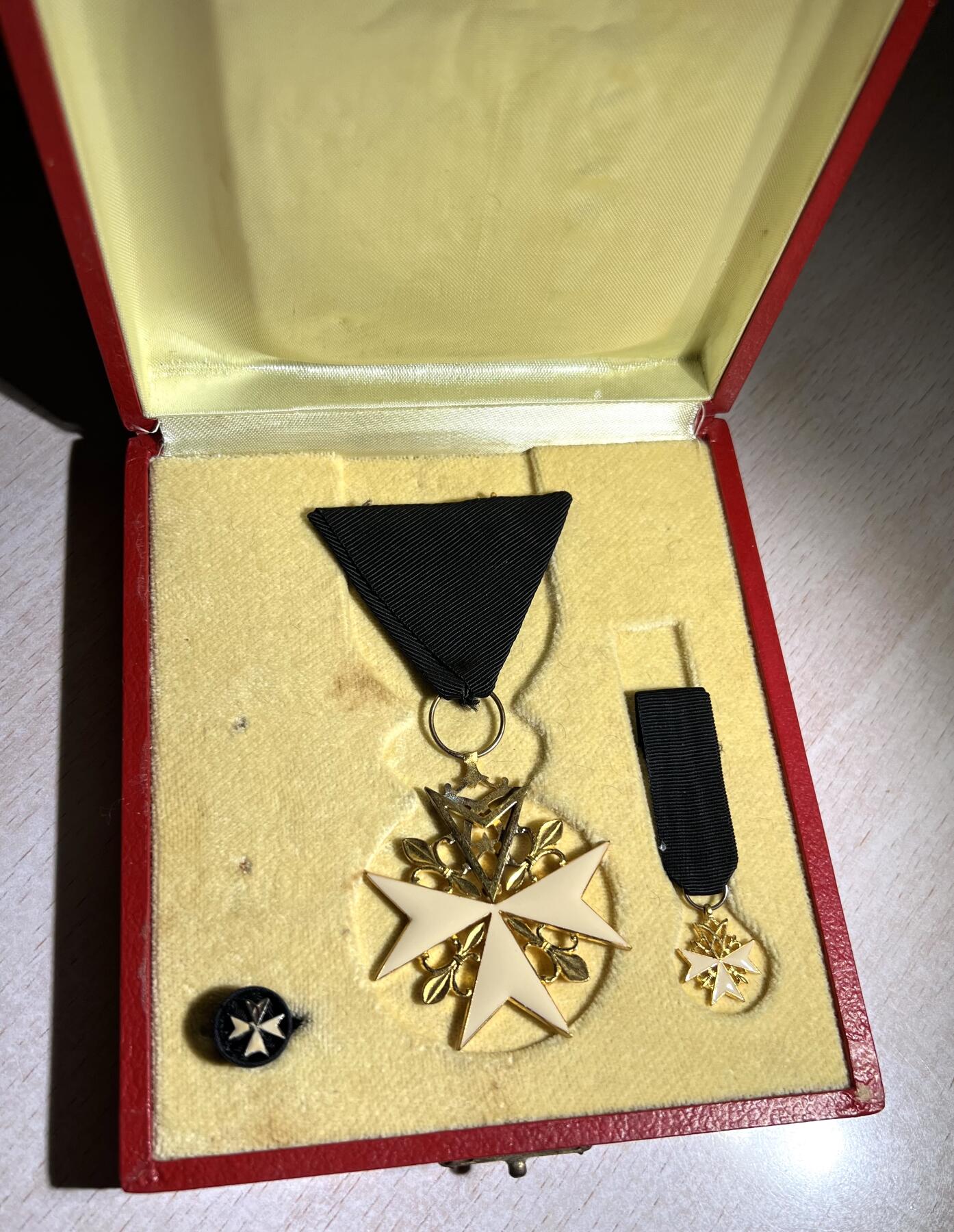 大猫徽章拍卖 第250期 马耳他圣约翰骑士团骑士级勋章原盒略全套