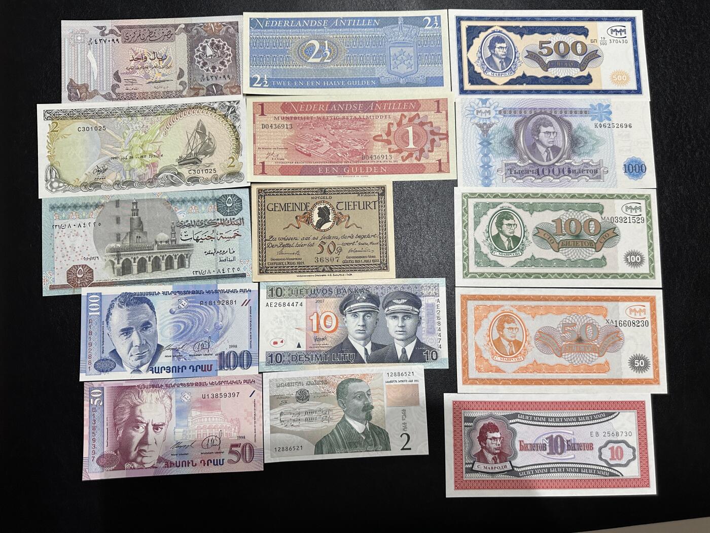 《外钞收藏家》第三百八十九期 多个国家 精美纸币15张一起 一张有折 其他全新