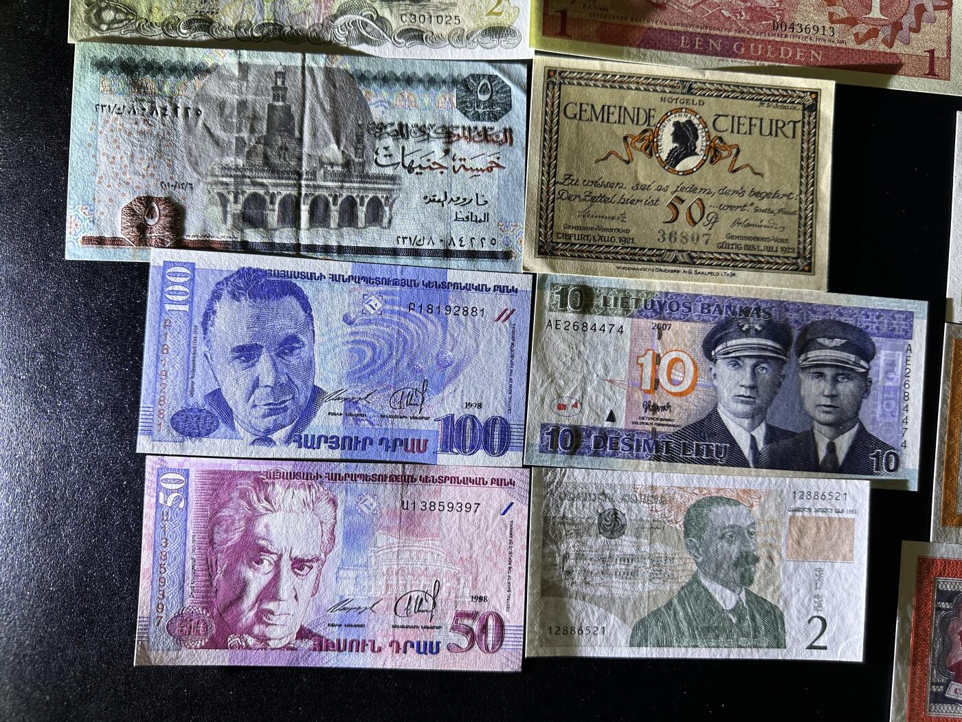 《外钞收藏家》第三百八十九期 多个国家 精美纸币15张一起 一张有折 其他全新