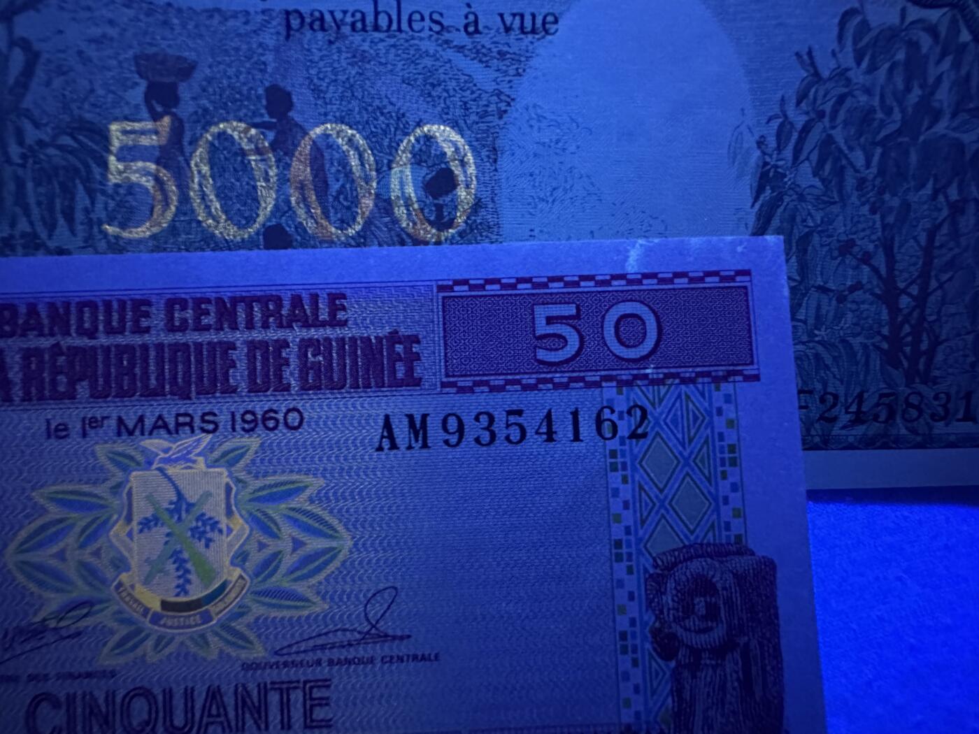 《外钞收藏家》第三百八十九期 法属太平洋、几内亚、卢旺达共5张一起 除一张有个潮点 其他全新