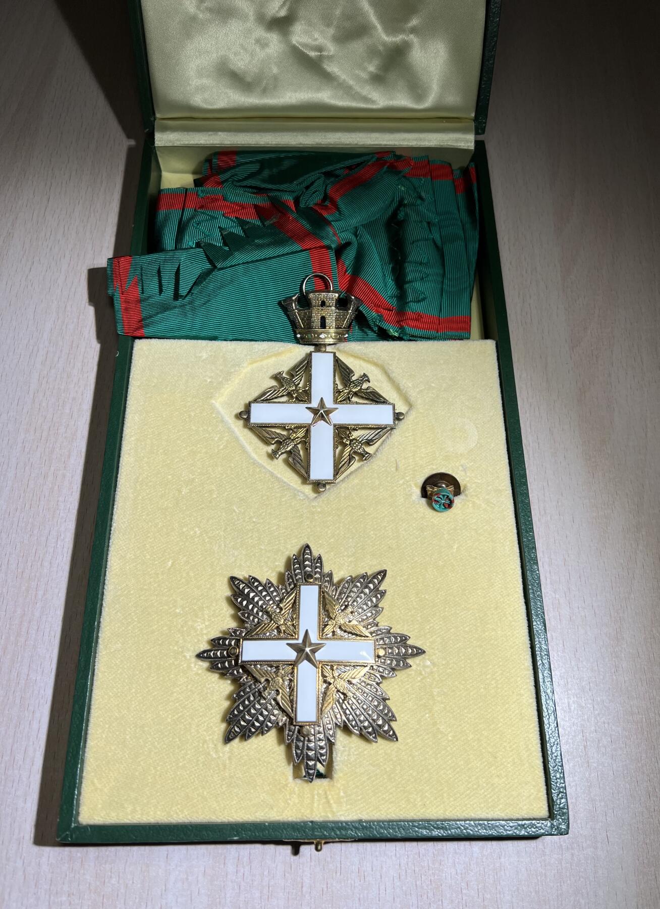 大猫徽章拍卖 第250期 意大利大十字级功勋勋章原盒略全套