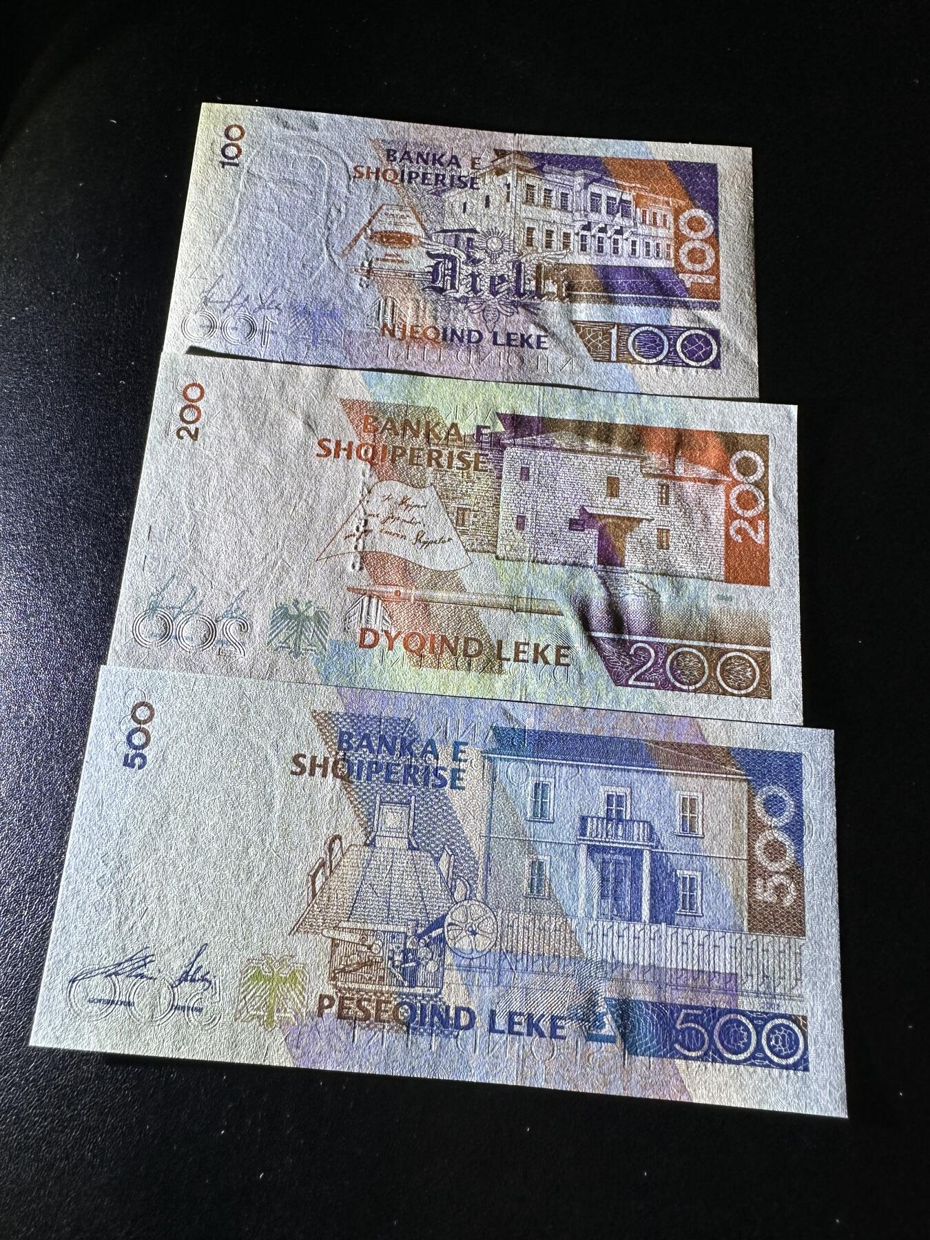 《外钞收藏家》第三百八十九期 1996年阿尔巴尼亚三张一起 全新UNC