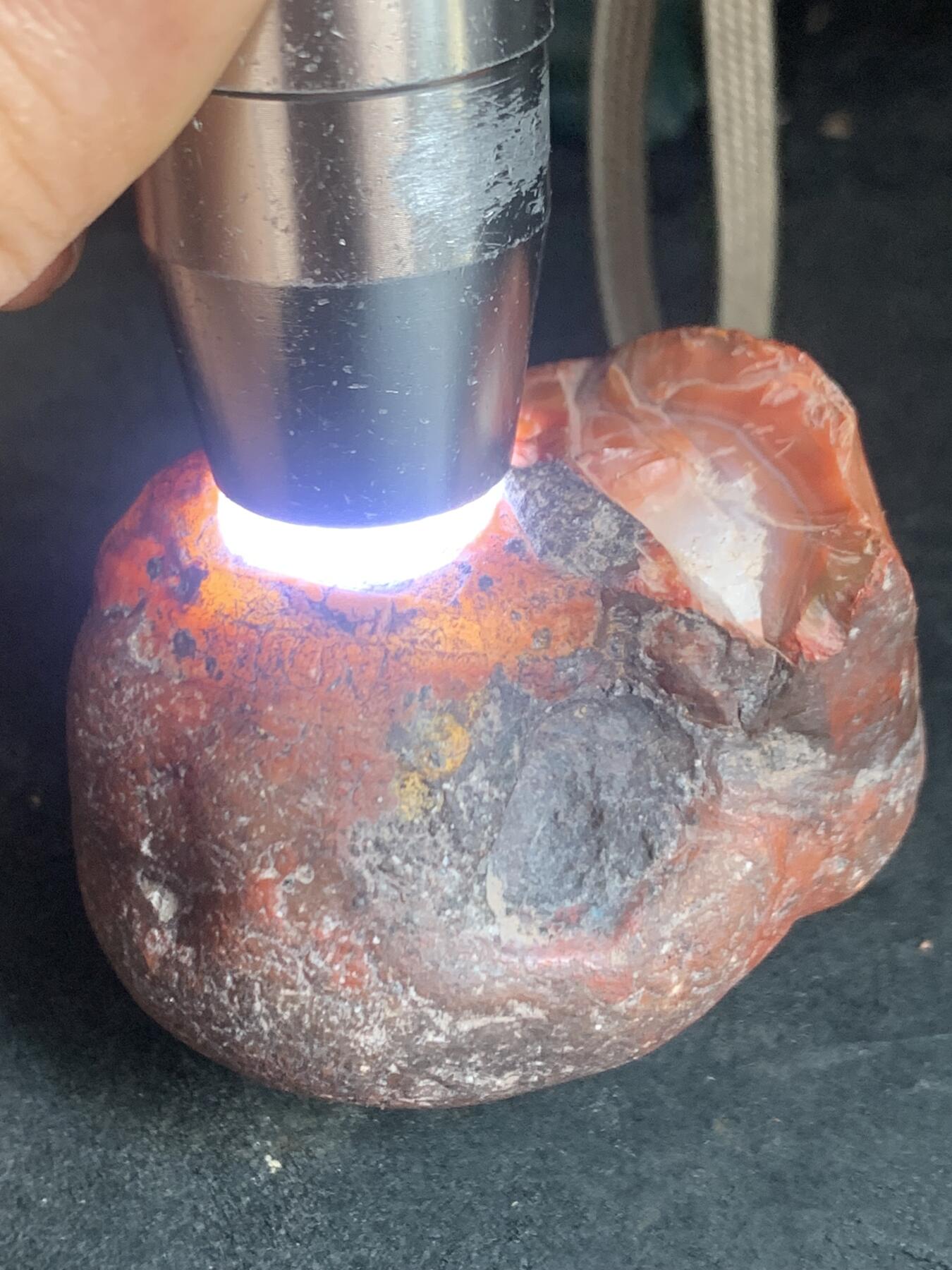 精美红皮冰飘心开口料南红玛瑙原石一颗，，