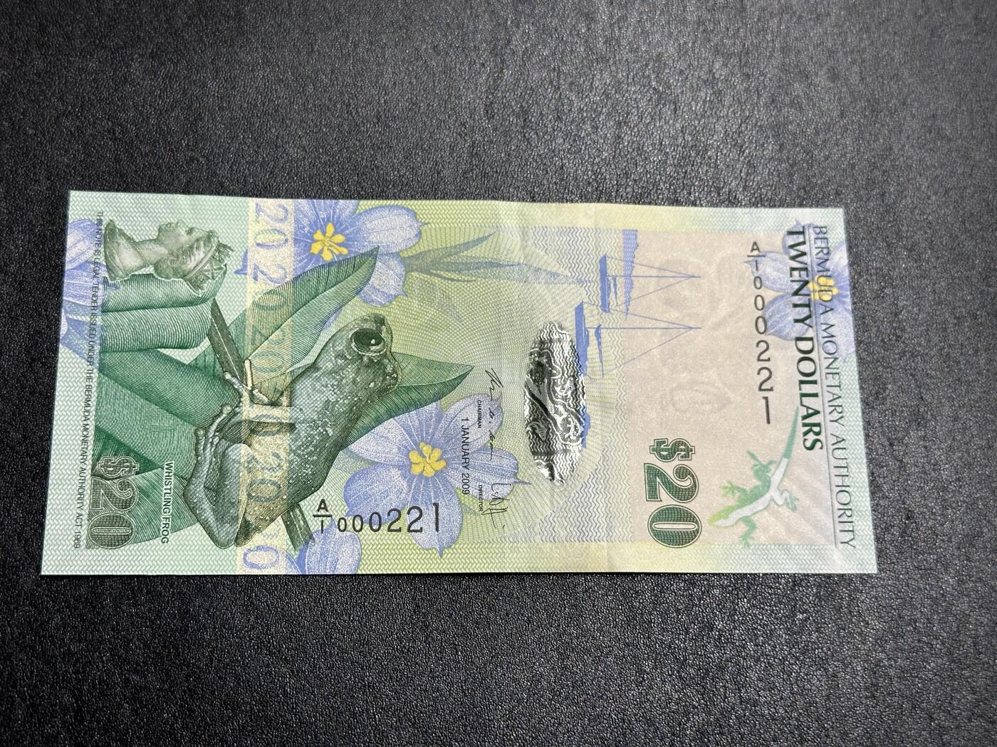 《外钞收藏家》第三百八十八期 百慕大20 靓号百位号221 全新UNC