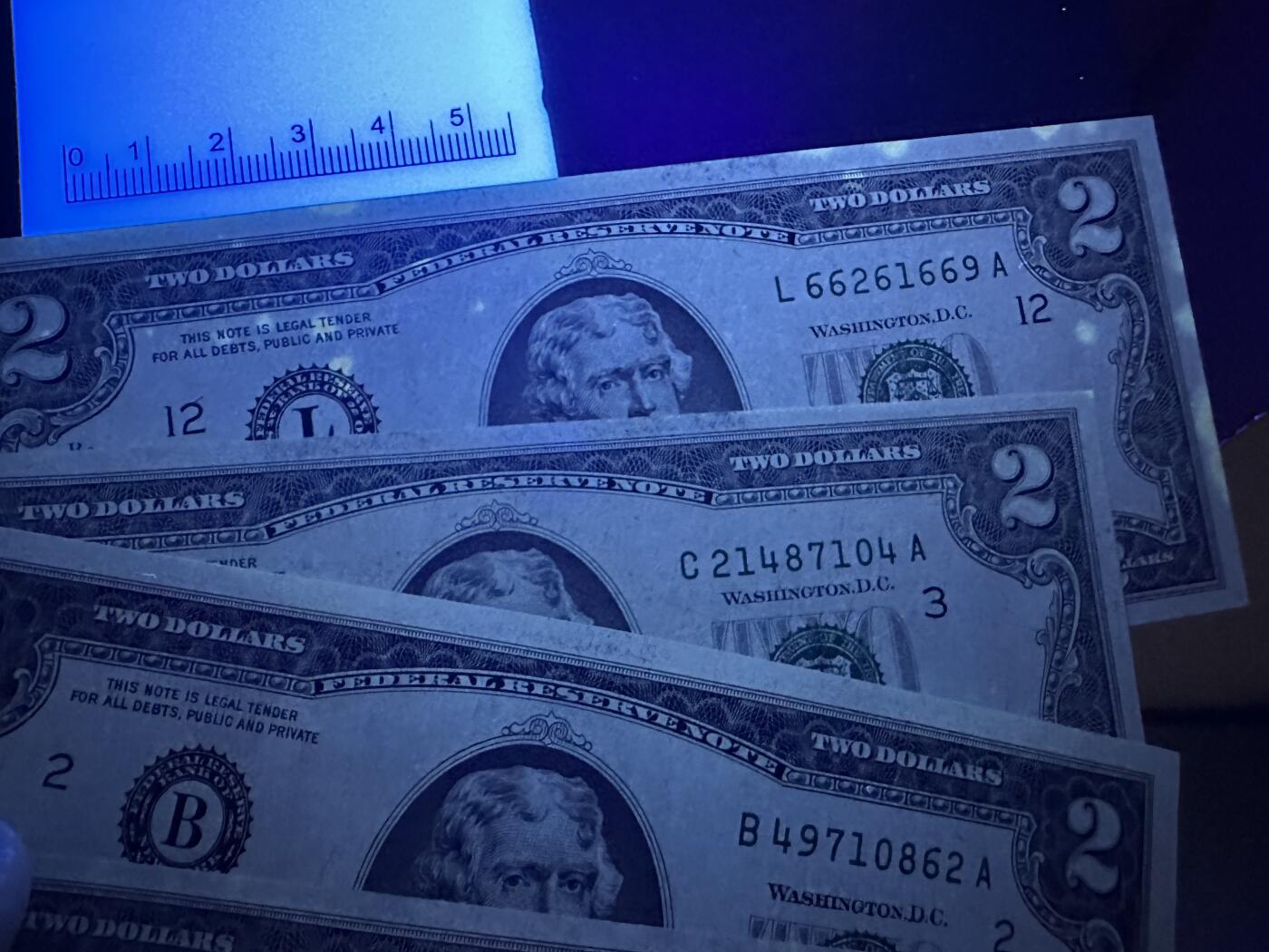 《外钞收藏家》第三百八十八期 美国2美元 四张一起 有一张加盖邮票 无折有潮