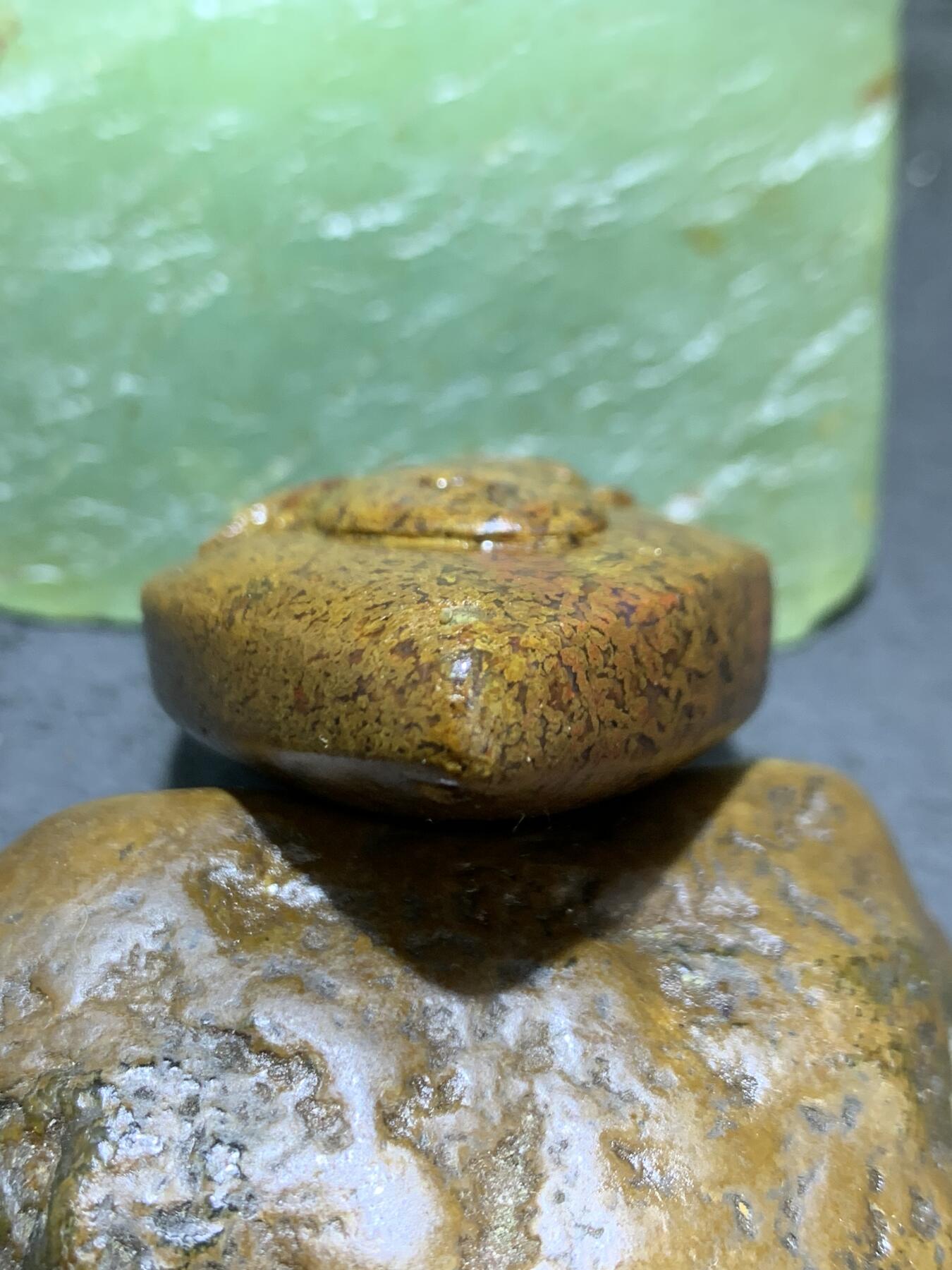 精美亚光满草花纹战国红玛瑙手工雕刻玉兔吊坠一个