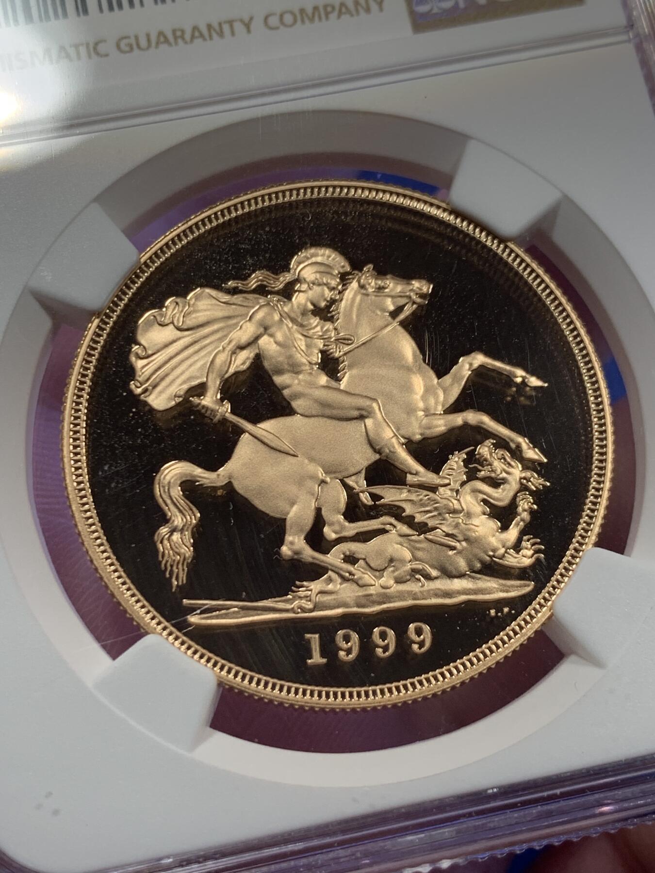 《竞宝斋》第287场-周六， 周日，周一 3场连拍 （全场包邮） NGC PF70UC 英国 1999年 5Sov 英镑 马剑金币 少见满分 39.94克 大金币 近几年上拍越来越少 大部分都在藏家手里 仅铸造991枚 2021 2003年满分成交记录3600美金