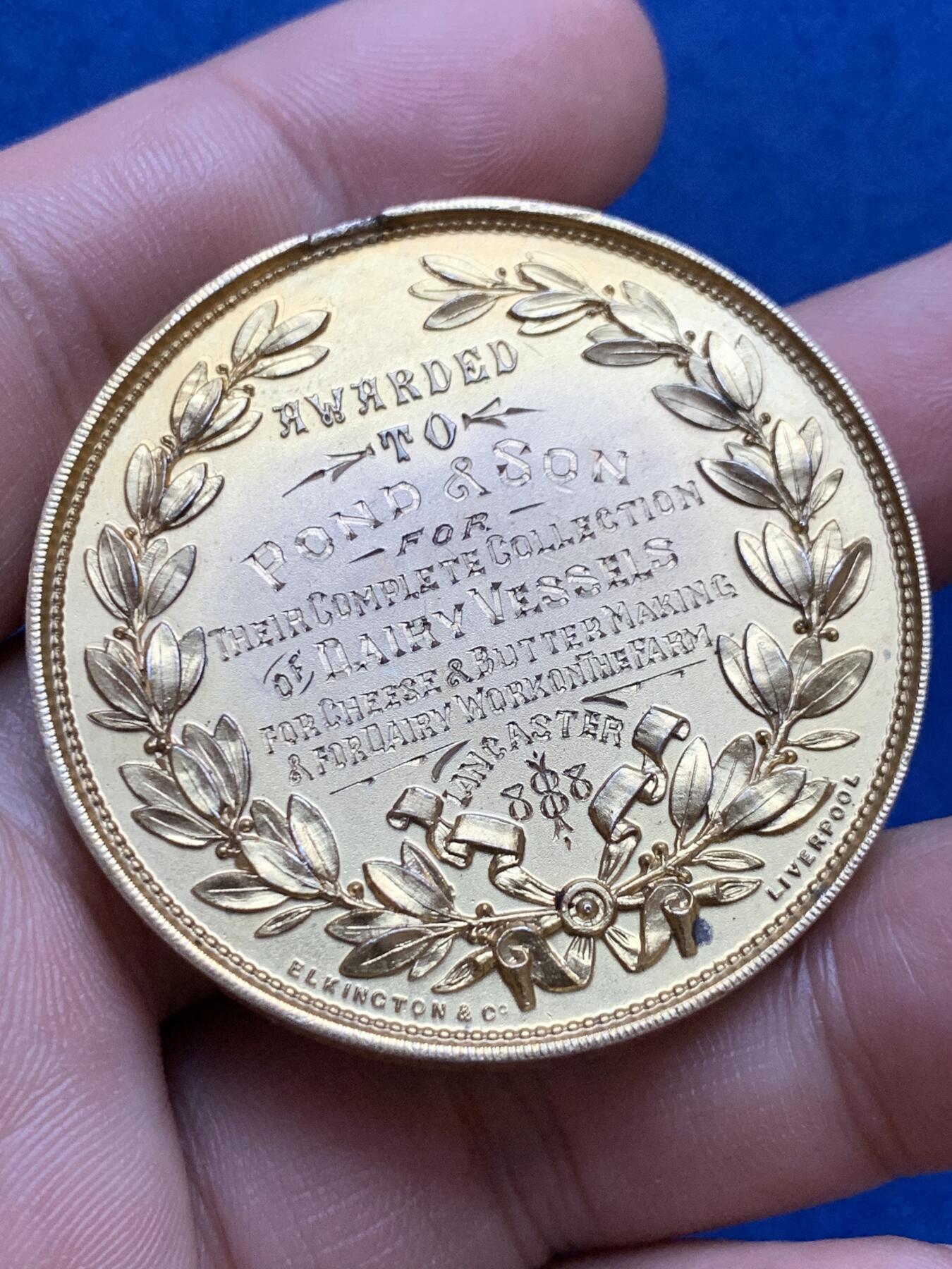 《竞宝斋》第287场-周六， 周日，周一 3场连拍 （全场包邮） 1874年英国Elkington地区奶业和黄油产品银制镀金奖章 很厚实 42.65g 44.7mm 现在上海ngc不评了 12点处边有加工