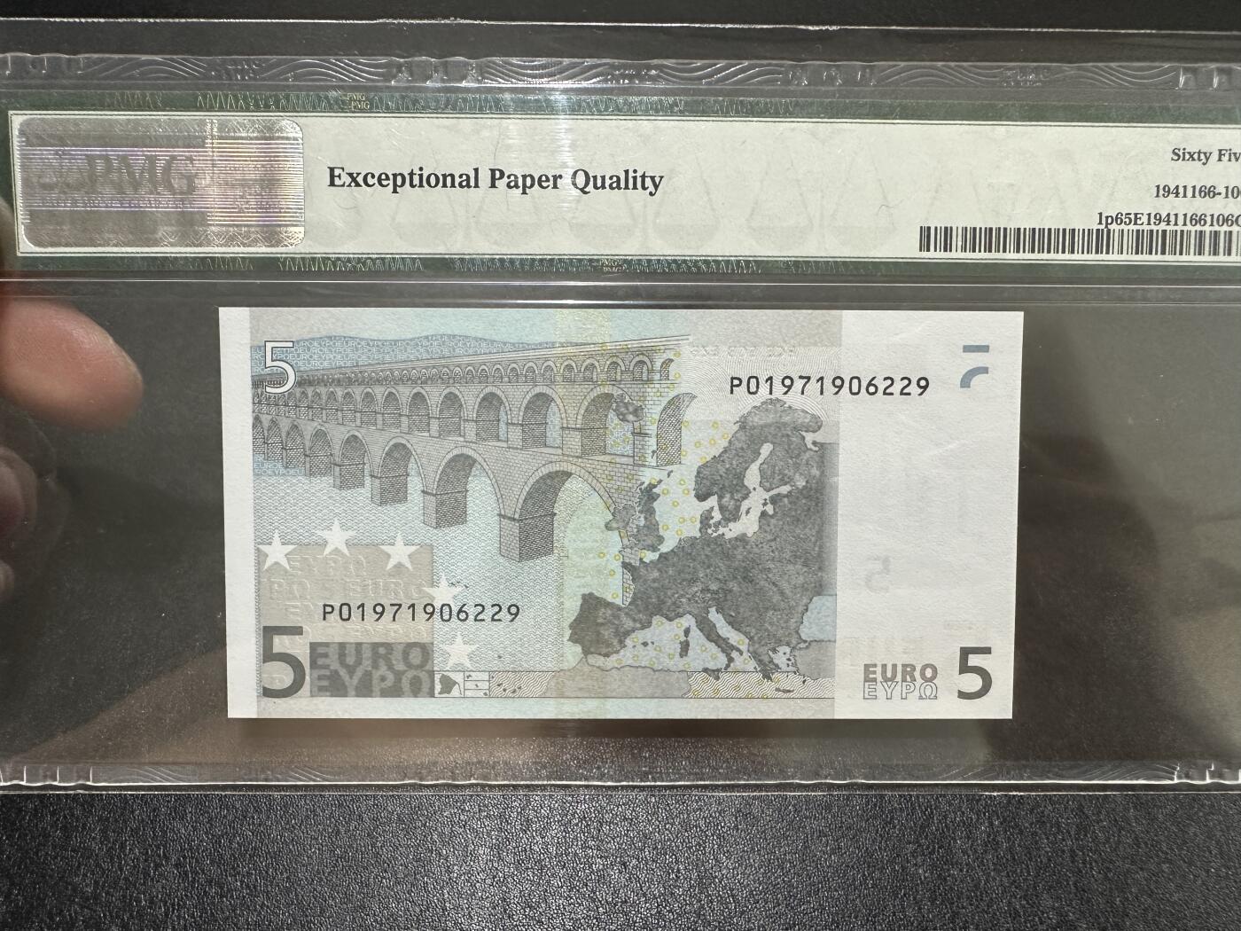 《外钞收藏家》第三百八十七期 2002年5欧元 一签 PMG65（尾229）