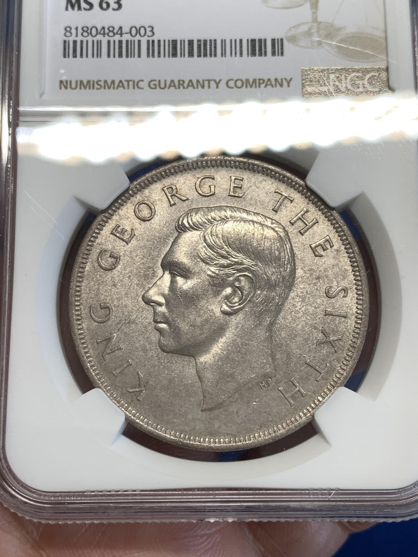 《竞宝斋》第287场-周六， 周日，周一 3场连拍 （全场包邮） NGC MS63 新西兰1949皇家访问纪念1克朗银币 两面细节都很好 人头面的包浆自然而醇厚 树叶面细节分明