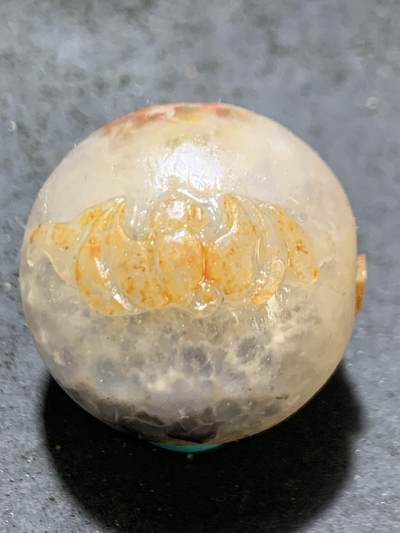 精美冰飘亚光战国红玛瑙手工俏色巧雕双蝙蝠（福寿绵绵）随形圆珠一个 - 精美冰飘亚光战国红玛瑙手工俏色巧雕双蝙蝠（福寿绵绵）随形圆珠一个