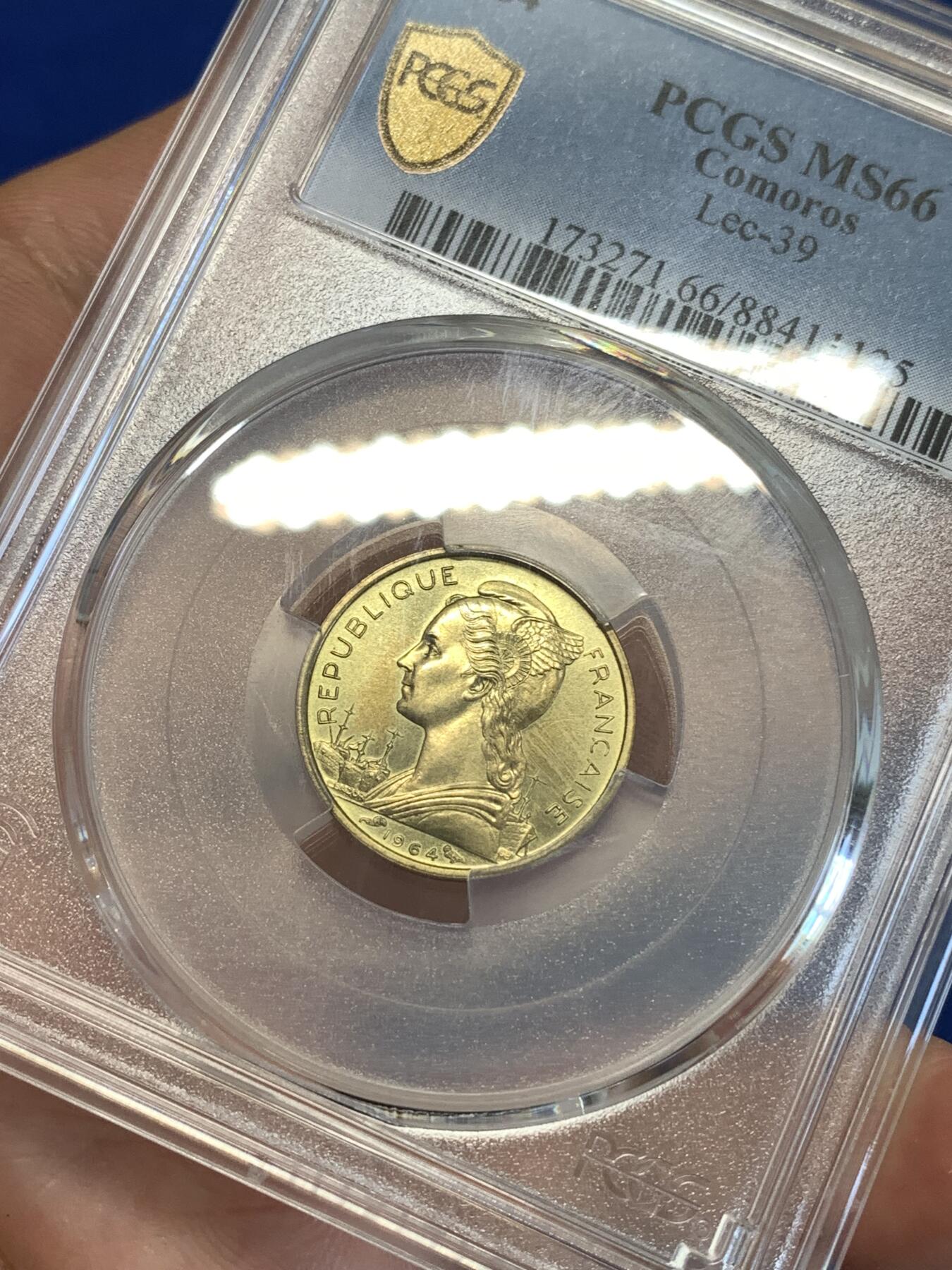 《竞宝斋》第287场-周六， 周日，周一 3场连拍 （全场包邮） PCGS MS66 1964科摩罗10法郎 高分 黄铜币工艺问题 很难上65 这枚细节极好特别是面值面 图案繁复精巧 极少见的东西