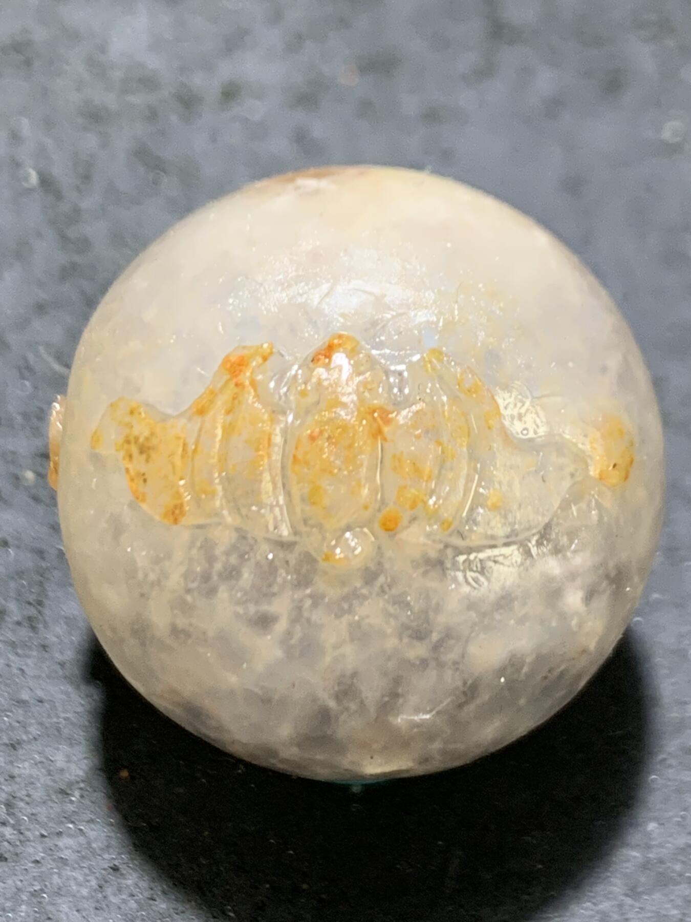 精美冰飘亚光战国红玛瑙手工俏色巧雕双蝙蝠（福寿绵绵）随形圆珠一个