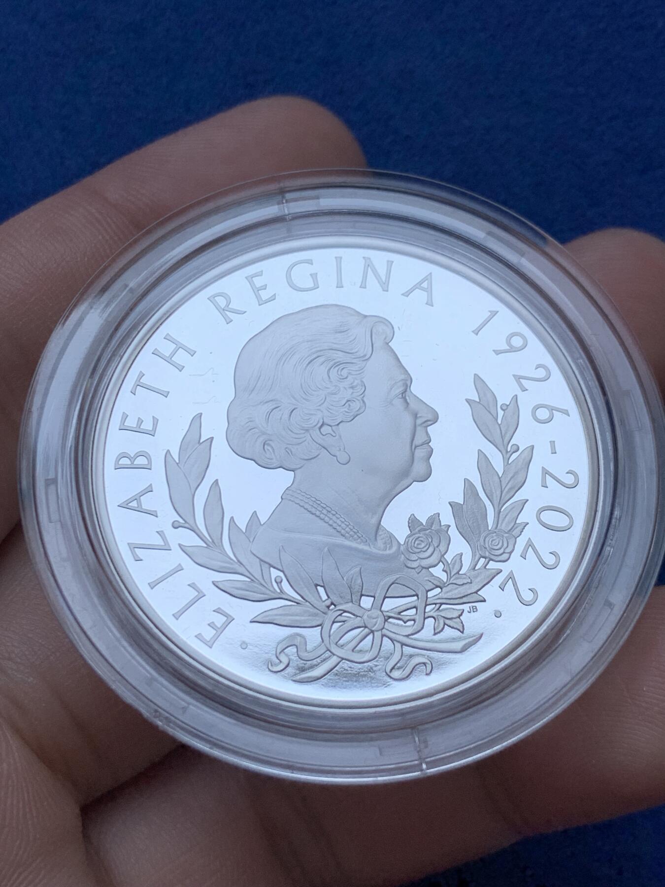 《竞宝斋》第287场-周六， 周日，周一 3场连拍 （全场包邮） 英国2022年发行查尔斯三世头像&女王逝世2英镑精制币 1盎司 盒证齐全 首枚母子双王头像共存纪念 查尔斯三世首枚法定银币