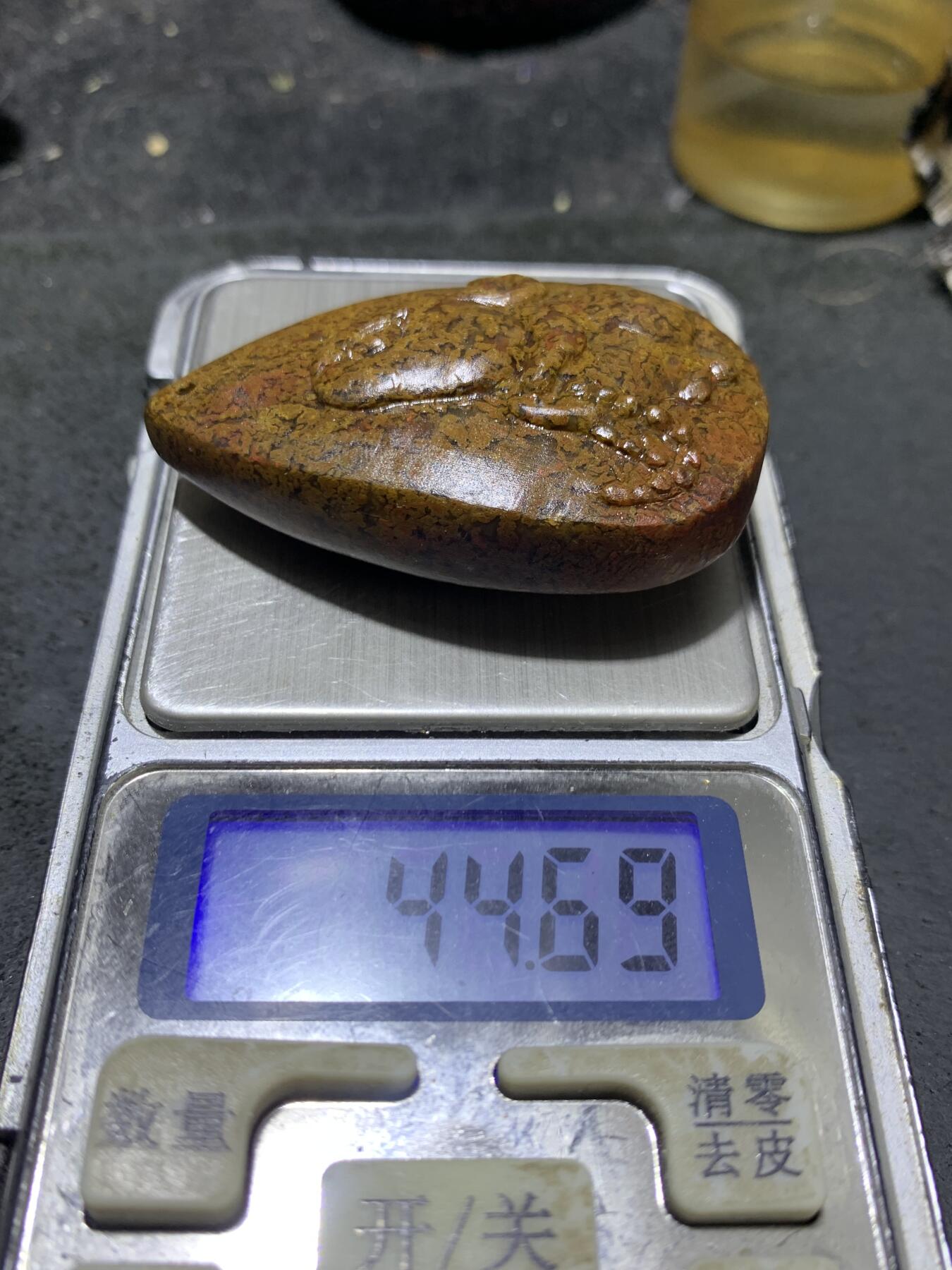 精美亚光满草花纹战国红玛瑙手工雕刻玉兔吊坠一个