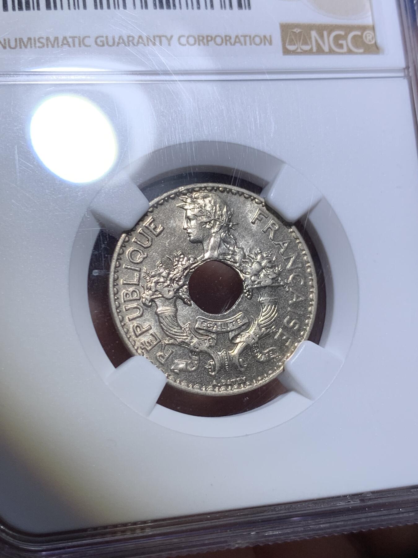 《竞宝斋》第287场-周六， 周日，周一 3场连拍 （全场包邮） NGC MS63 法属印支1938年中孔5分铜镍币 玛丽安娜女神+丰饶角 中孔设计