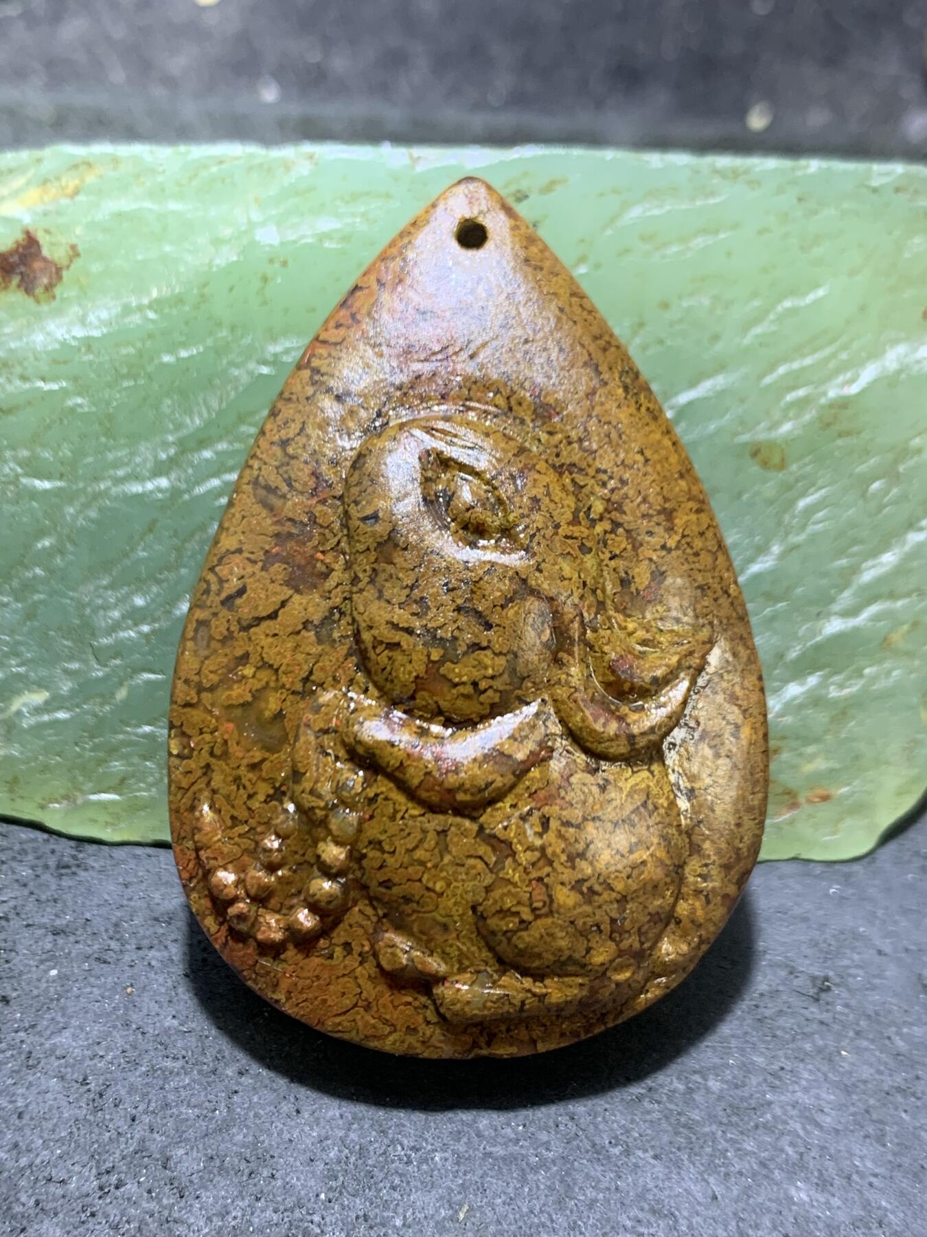 精美亚光满草花纹战国红玛瑙手工雕刻玉兔吊坠一个