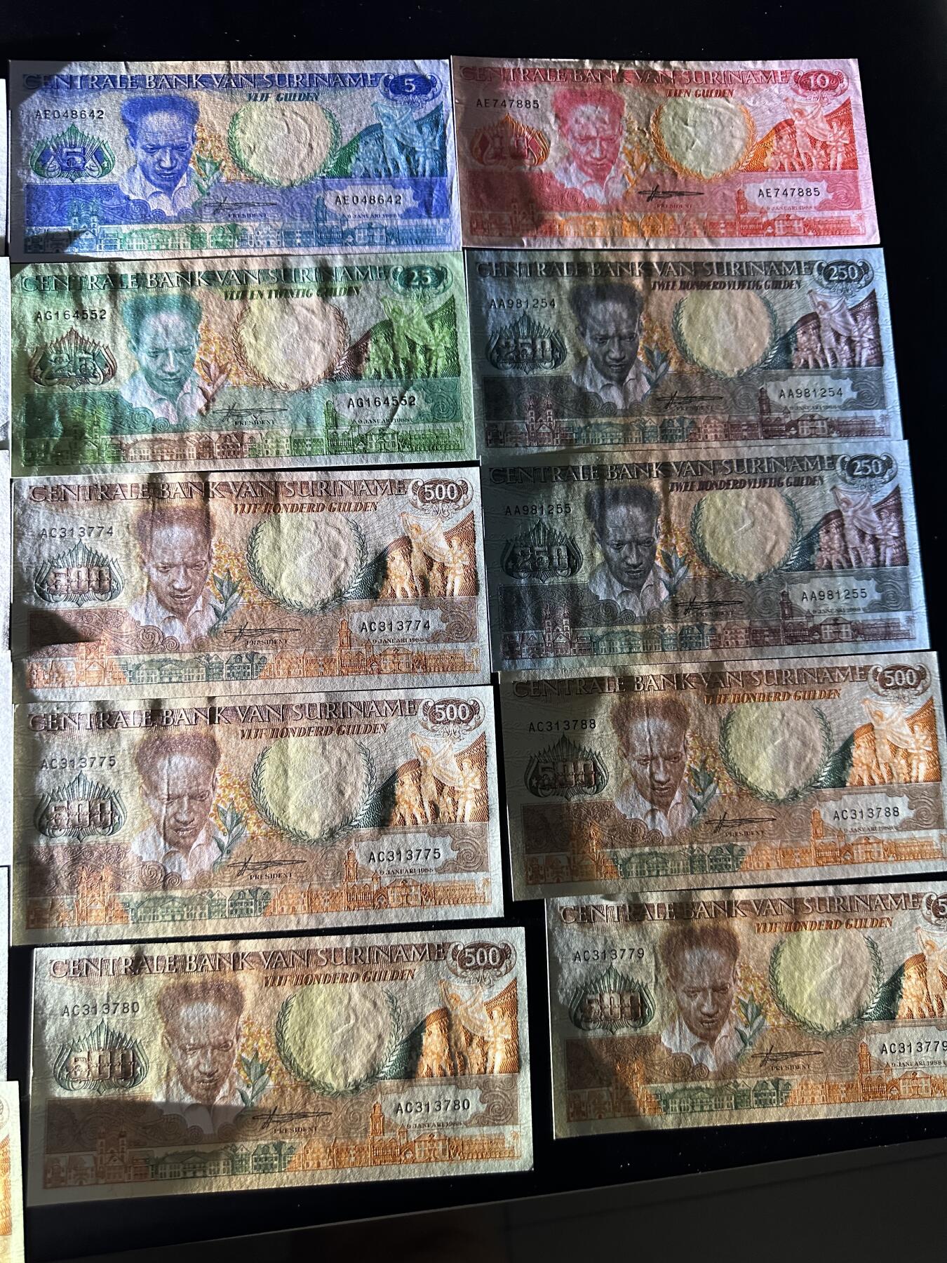 《外钞收藏家》第三百八十九期 苏里南 两个版本16张一起 个别有问题 其他全新