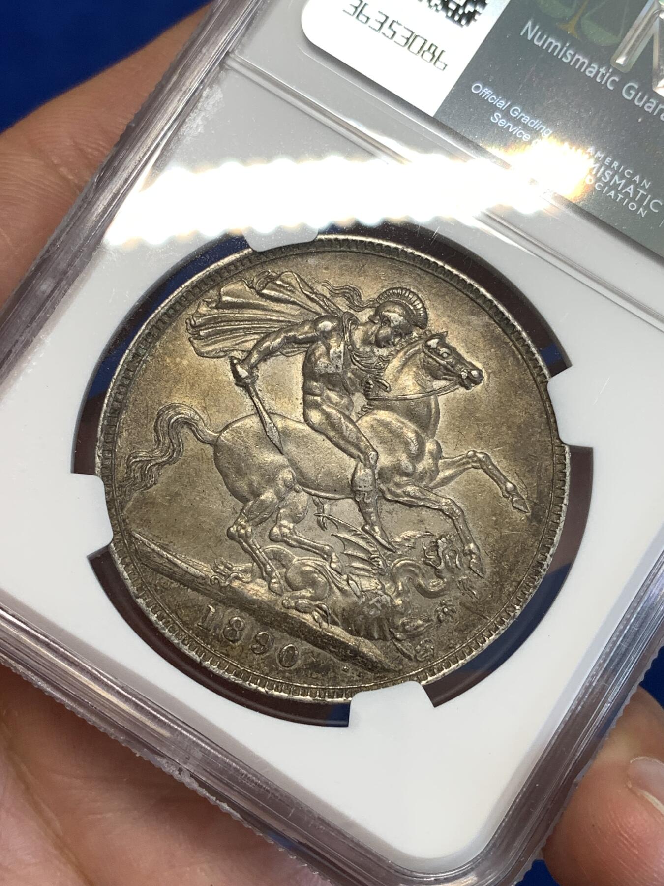 《竞宝斋》第287场-周六， 周日，周一 3场连拍 （全场包邮） NGC AU58 英国1890年维多利亚高冠马剑银币 黑灰色包浆 底板丝滑 味道非常不错 包浆币出分难得