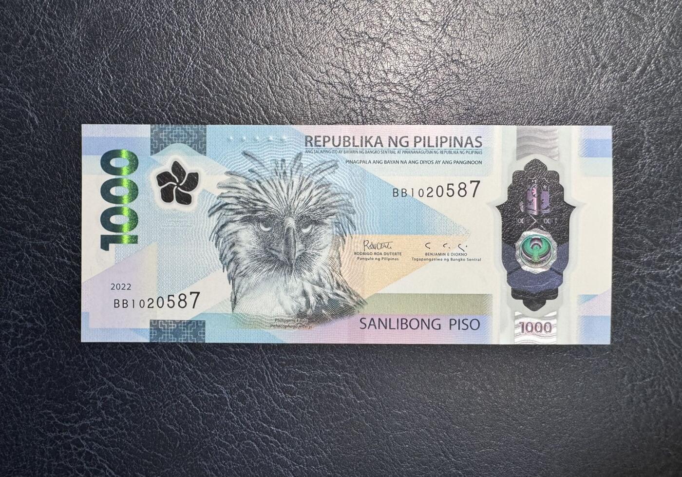 收藏联盟Quantum Auction 第359期拍卖  菲律宾2022年1000比索 品相全新UNC 号码无4 获奖作品 国鸟 食猿雕