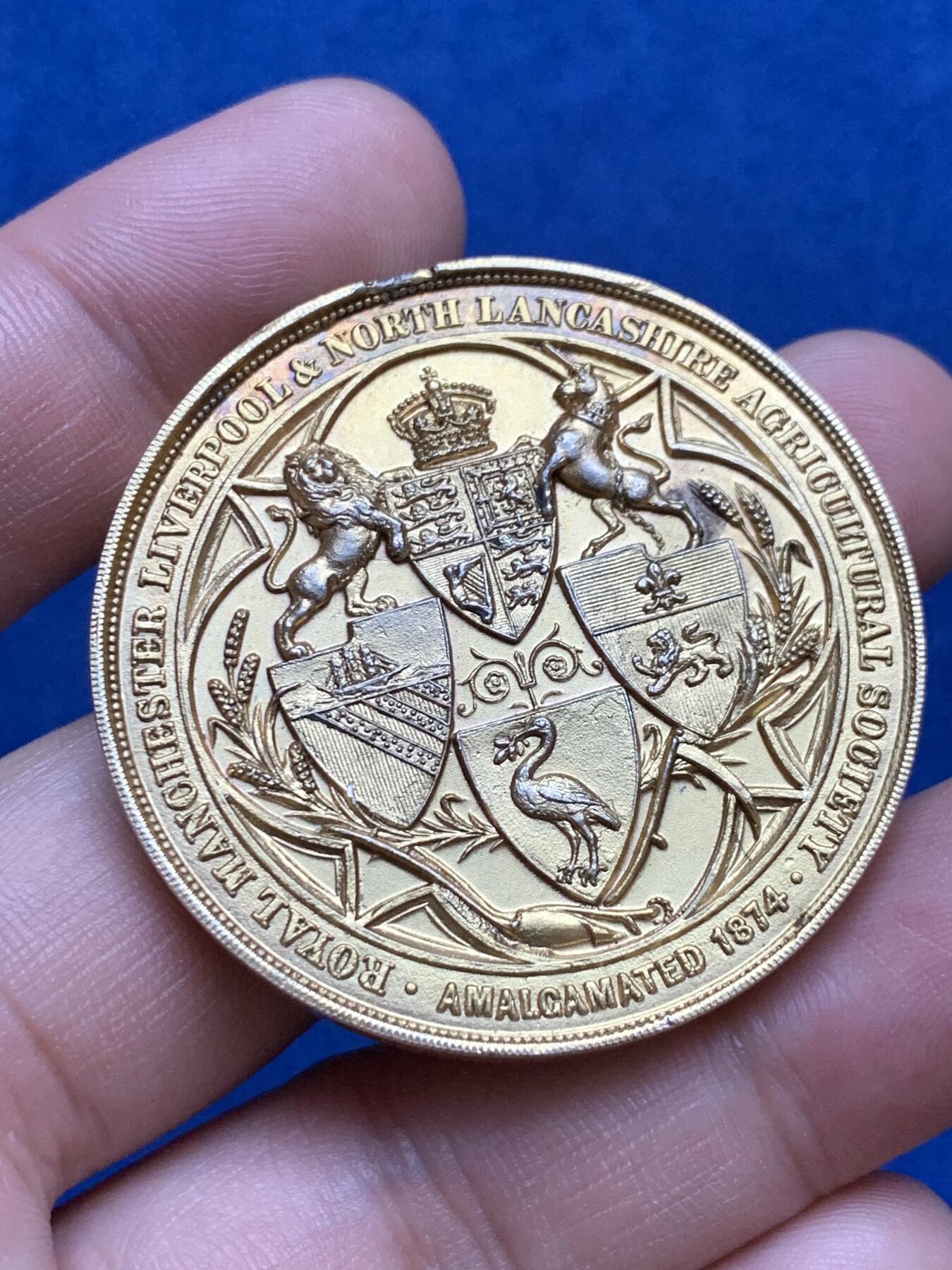 《竞宝斋》第287场-周六， 周日，周一 3场连拍 （全场包邮） 1874年英国Elkington地区奶业和黄油产品银制镀金奖章 很厚实 42.65g 44.7mm 现在上海ngc不评了 12点处边有加工