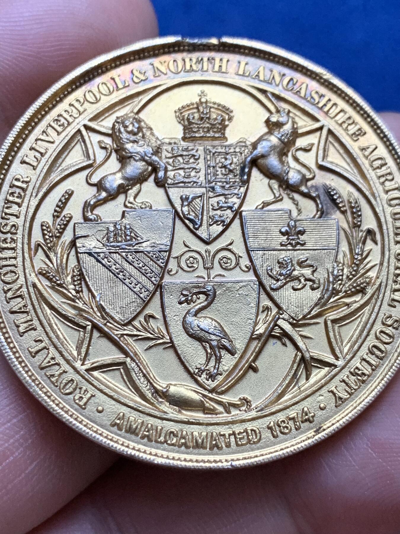 《竞宝斋》第287场-周六， 周日，周一 3场连拍 （全场包邮） 1874年英国Elkington地区奶业和黄油产品银制镀金奖章 很厚实 42.65g 44.7mm 现在上海ngc不评了 12点处边有加工