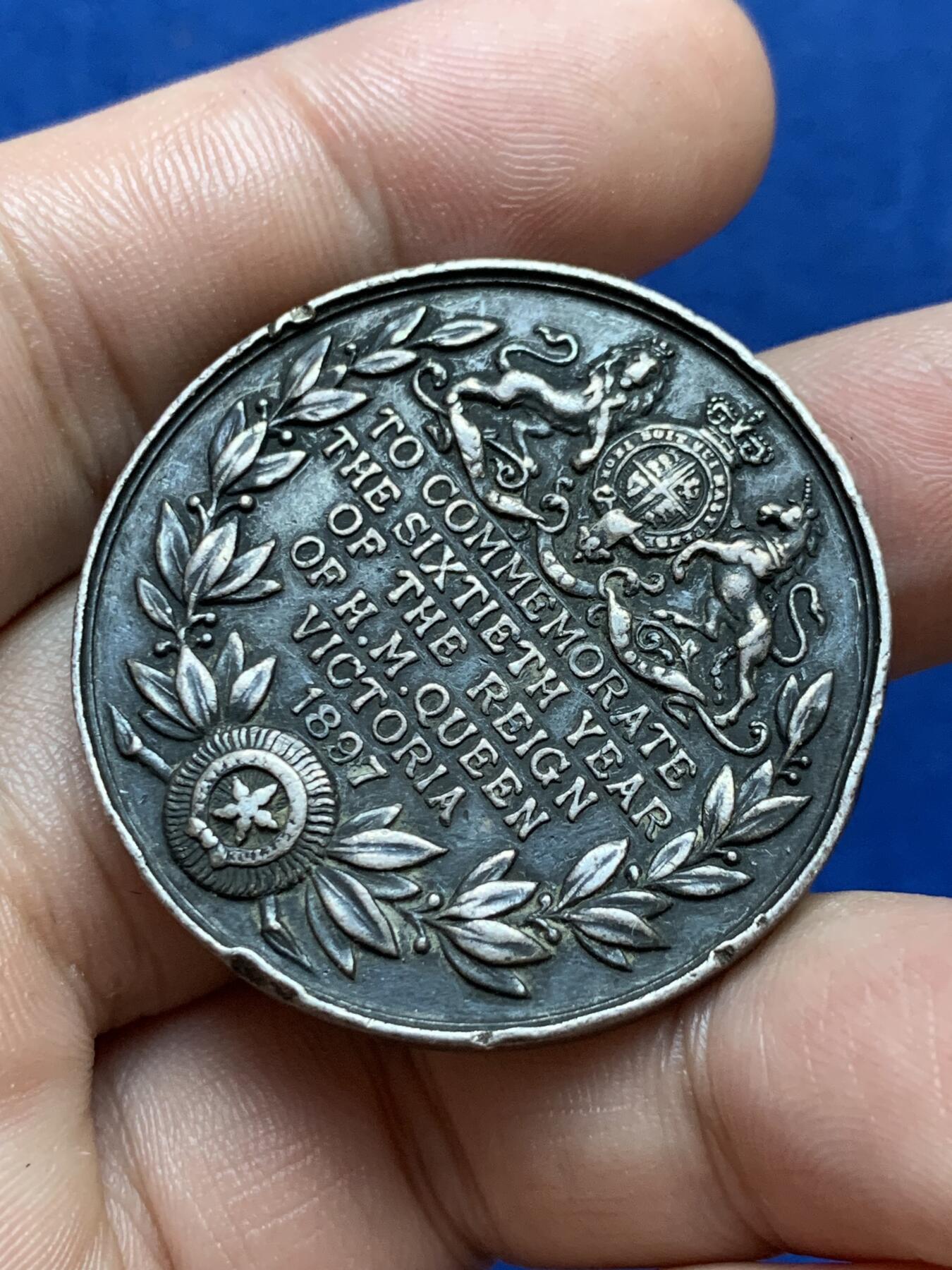 《竞宝斋》第287场-周六， 周日，周一 3场连拍 （全场包邮） 1897年英国维多利亚女王加冕60周年纪念银章 24.95g 38.2mm 少见经典款式 老包浆 细节见图