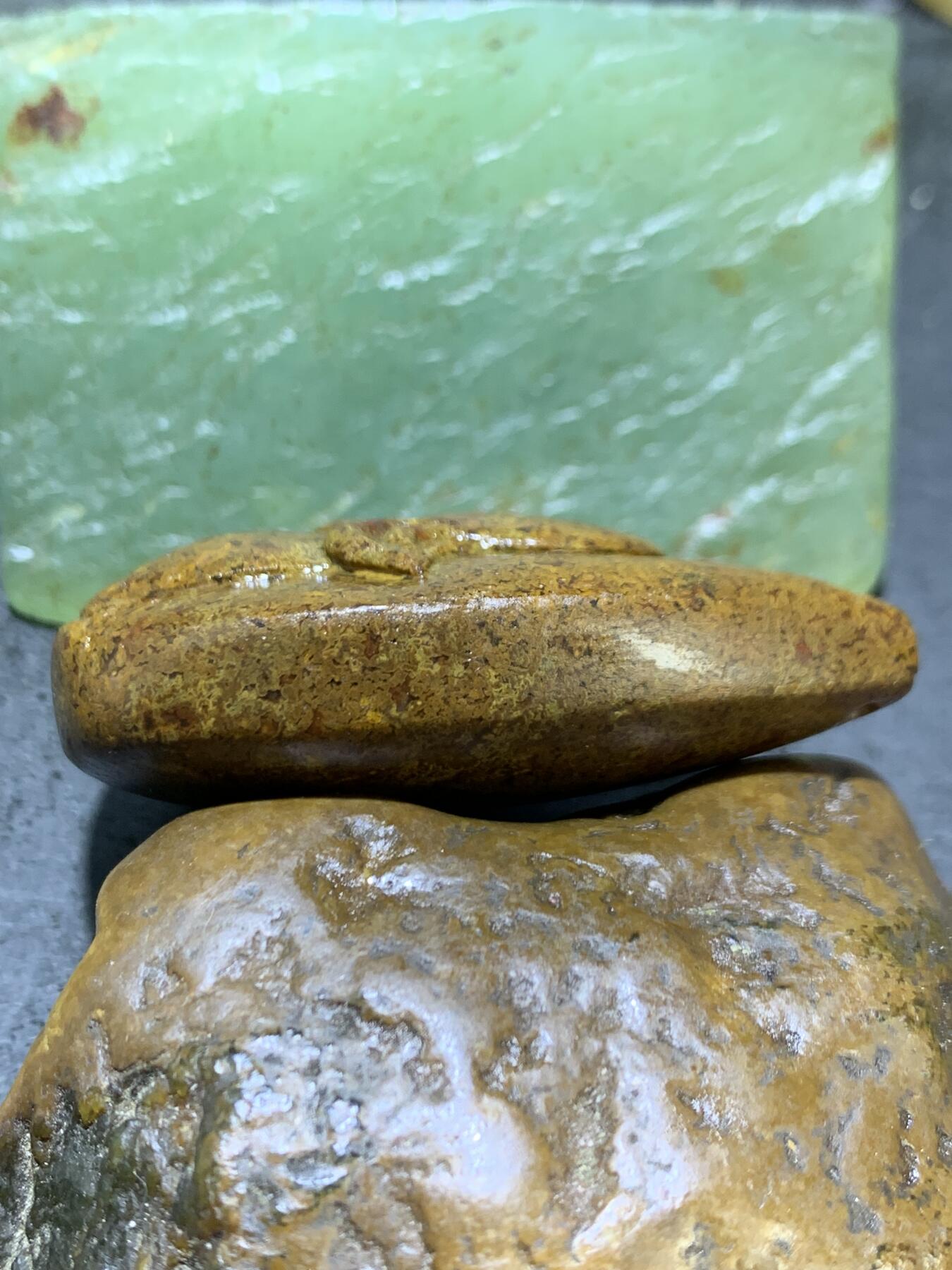 精美亚光满草花纹战国红玛瑙手工雕刻玉兔吊坠一个