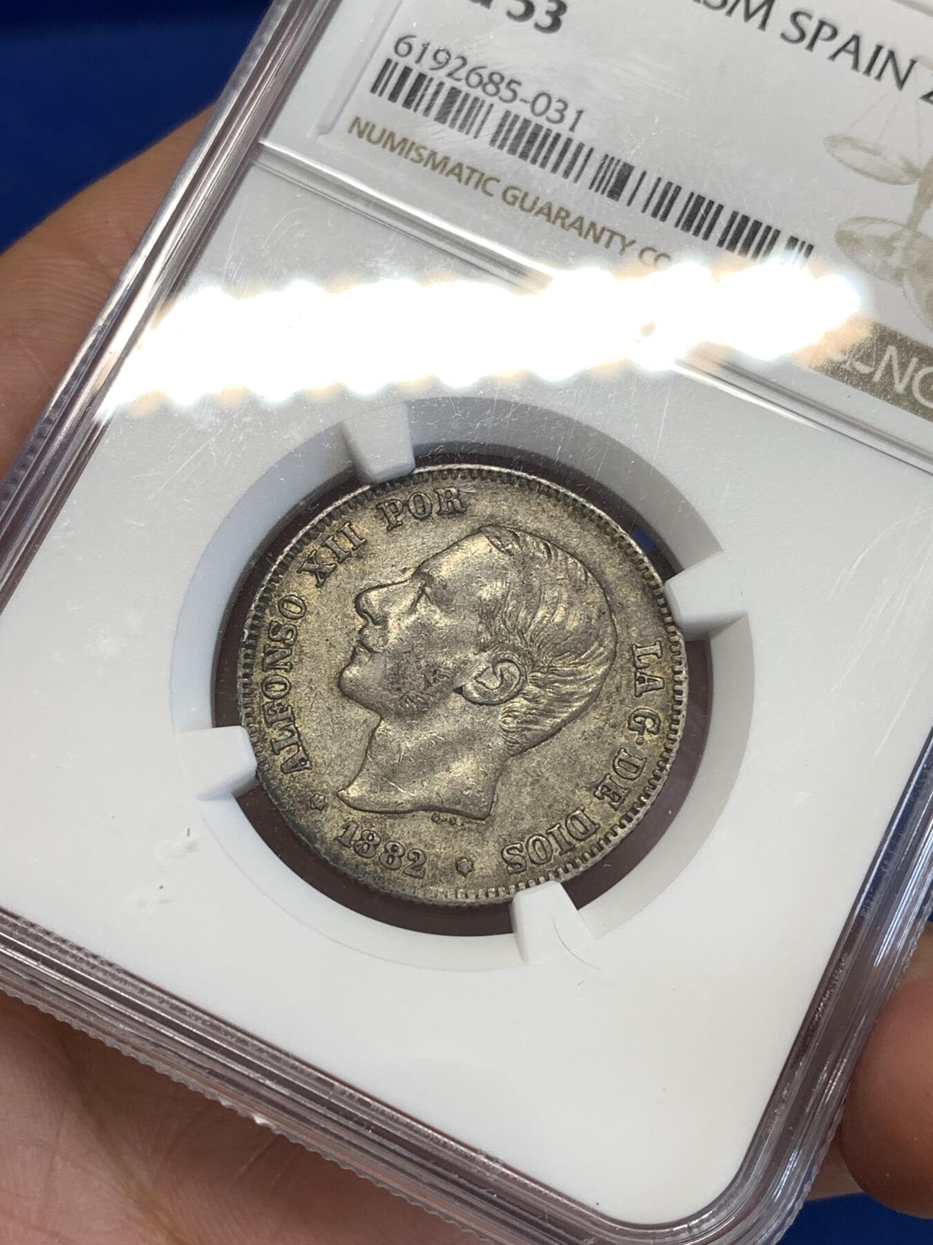 《竞宝斋》第287场-周六， 周日，周一 3场连拍 （全场包邮） NGC AU53 西班牙1882年阿方索十二世2比塞塔银币 发丝细节不错，原味老彩。2P流通充分，XF品书价就要50美元，AU以上有分难得一遇