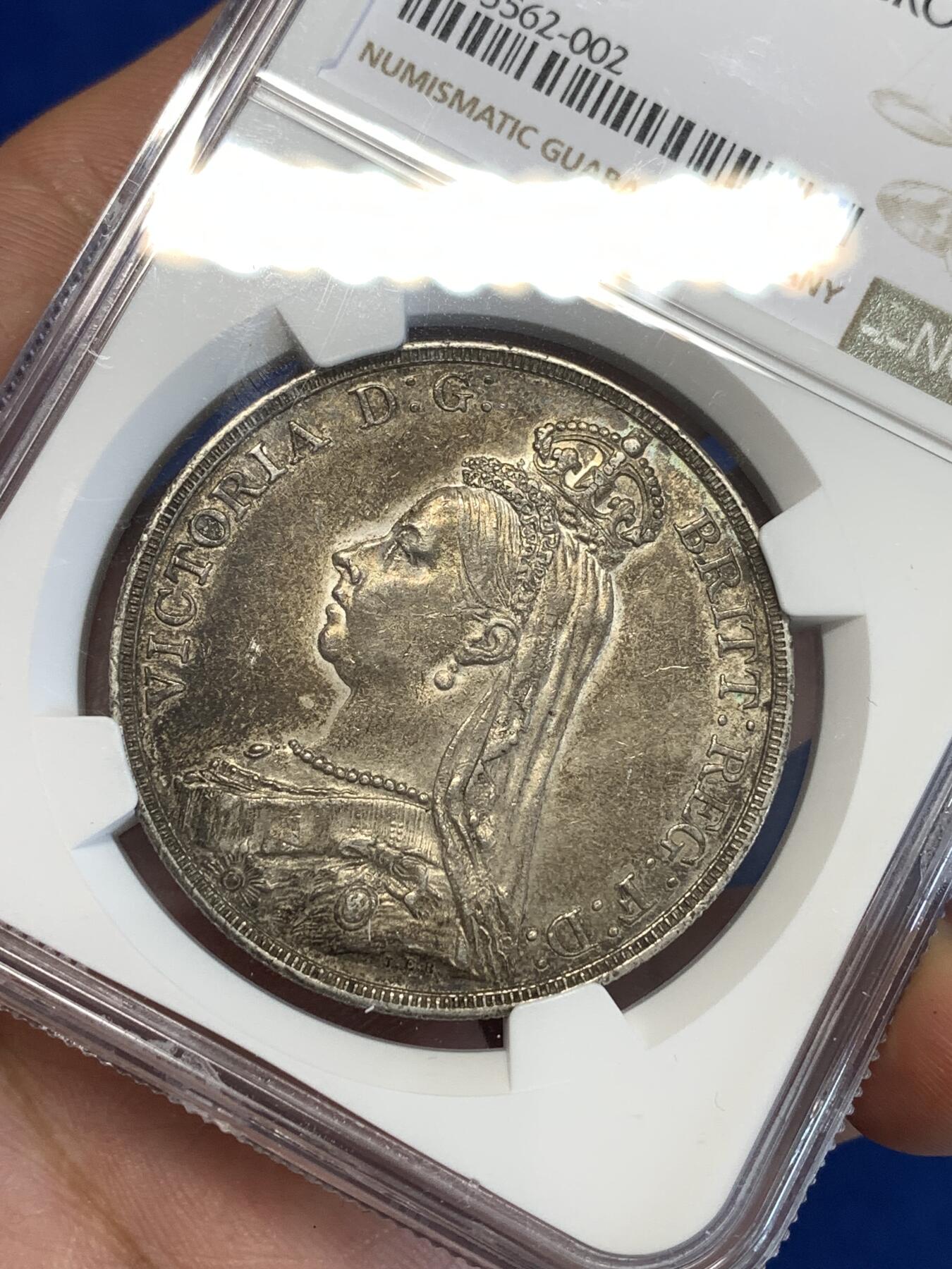 《竞宝斋》第287场-周六， 周日，周一 3场连拍 （全场包邮） NGC AU58 英国1890年维多利亚高冠马剑银币 黑灰色包浆 底板丝滑 味道非常不错 包浆币出分难得