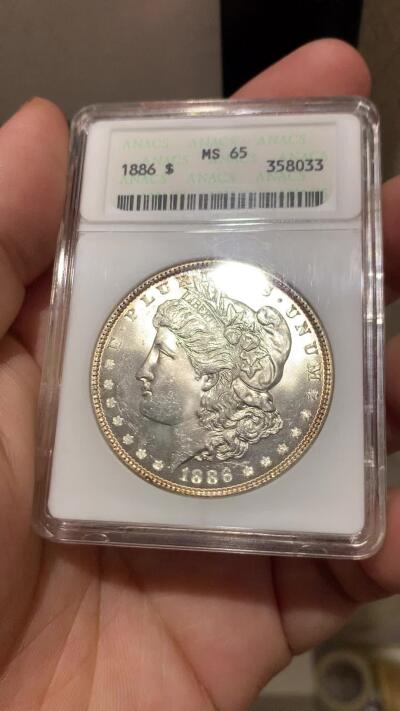 《竞宝斋》第287场-周六， 周日，周一 3场连拍 （全场包邮） ANACS MS65 美国 1886年 1美元 摩根银币 小白盒 镜面感非常好 鹰面环彩 绝版盒子+好品相 一步到位