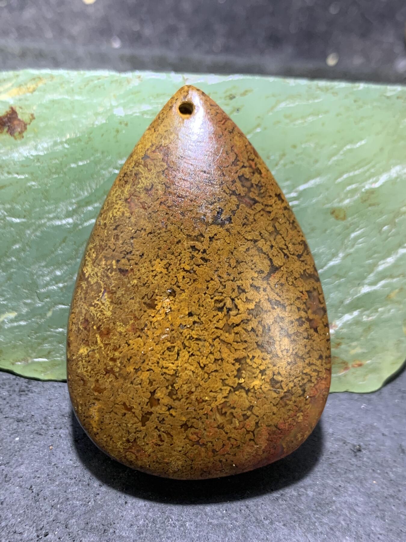 精美亚光满草花纹战国红玛瑙手工雕刻玉兔吊坠一个