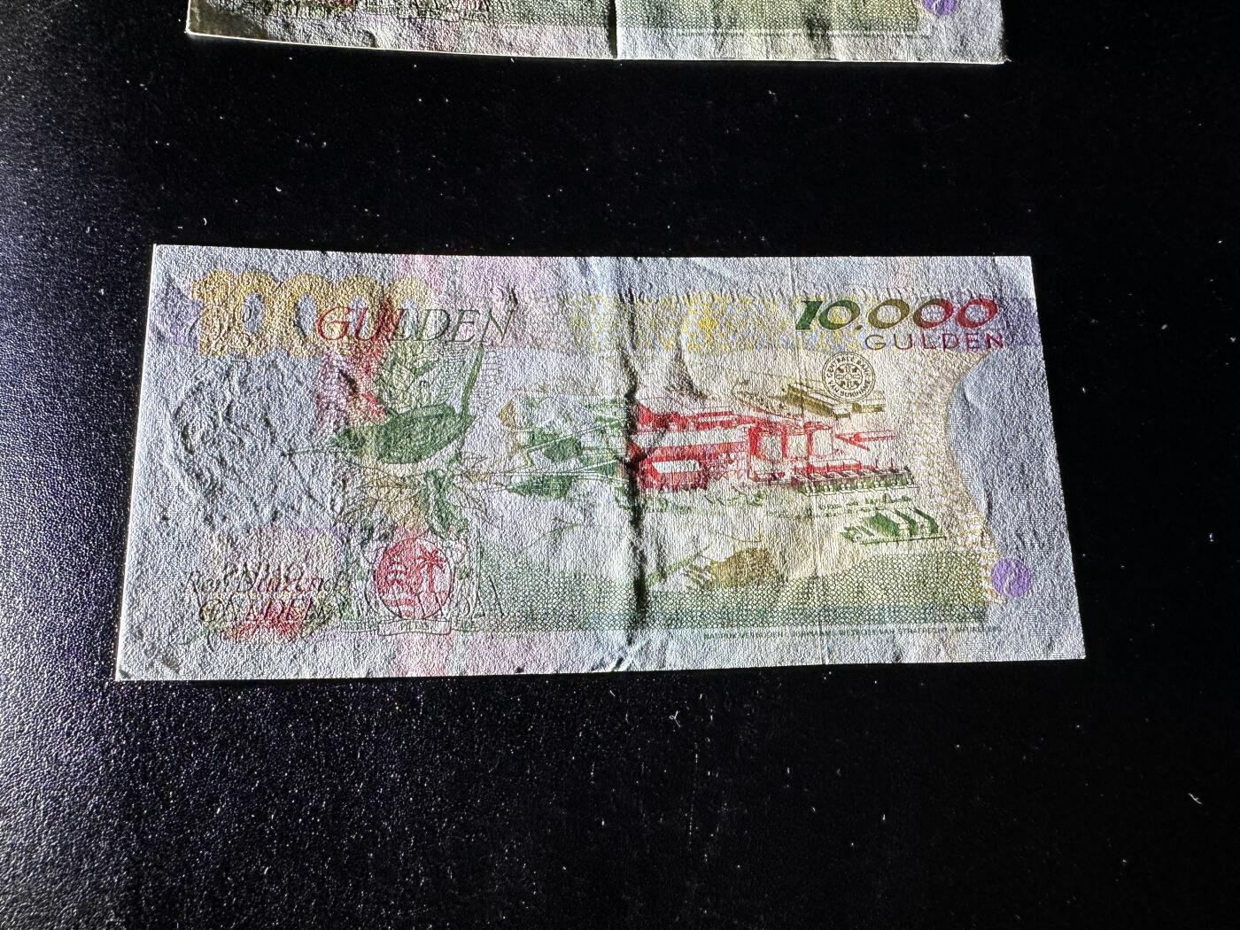 《外钞收藏家》第三百八十九期 1997年苏里南1万 AU品相 尾480