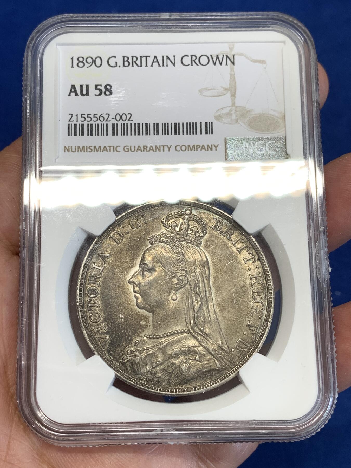 《竞宝斋》第287场-周六， 周日，周一 3场连拍 （全场包邮） NGC AU58 英国1890年维多利亚高冠马剑银币 黑灰色包浆 底板丝滑 味道非常不错 包浆币出分难得