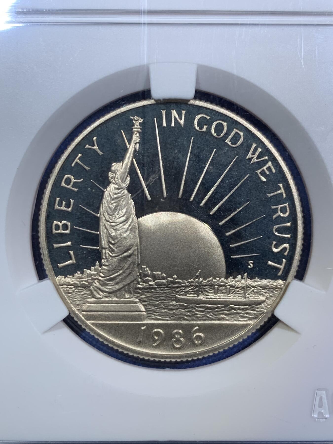 《竞宝斋》第287场-周六， 周日，周一 3场连拍 （全场包邮） 两枚一组 ACG PF67/68 美国1986年自由女神像百年组合 大的为银币  均为精制币